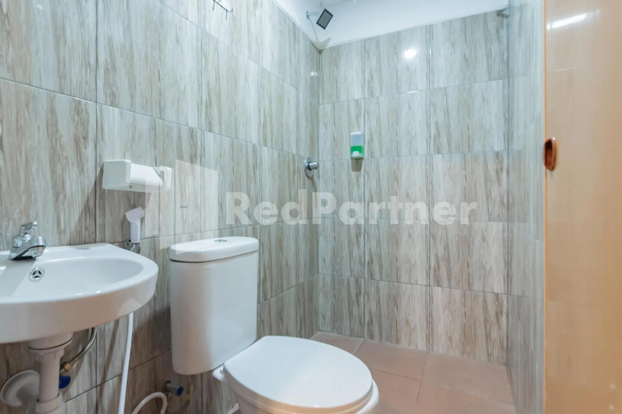 Shower in D'Valley View Lembang Mitra RedDoorz