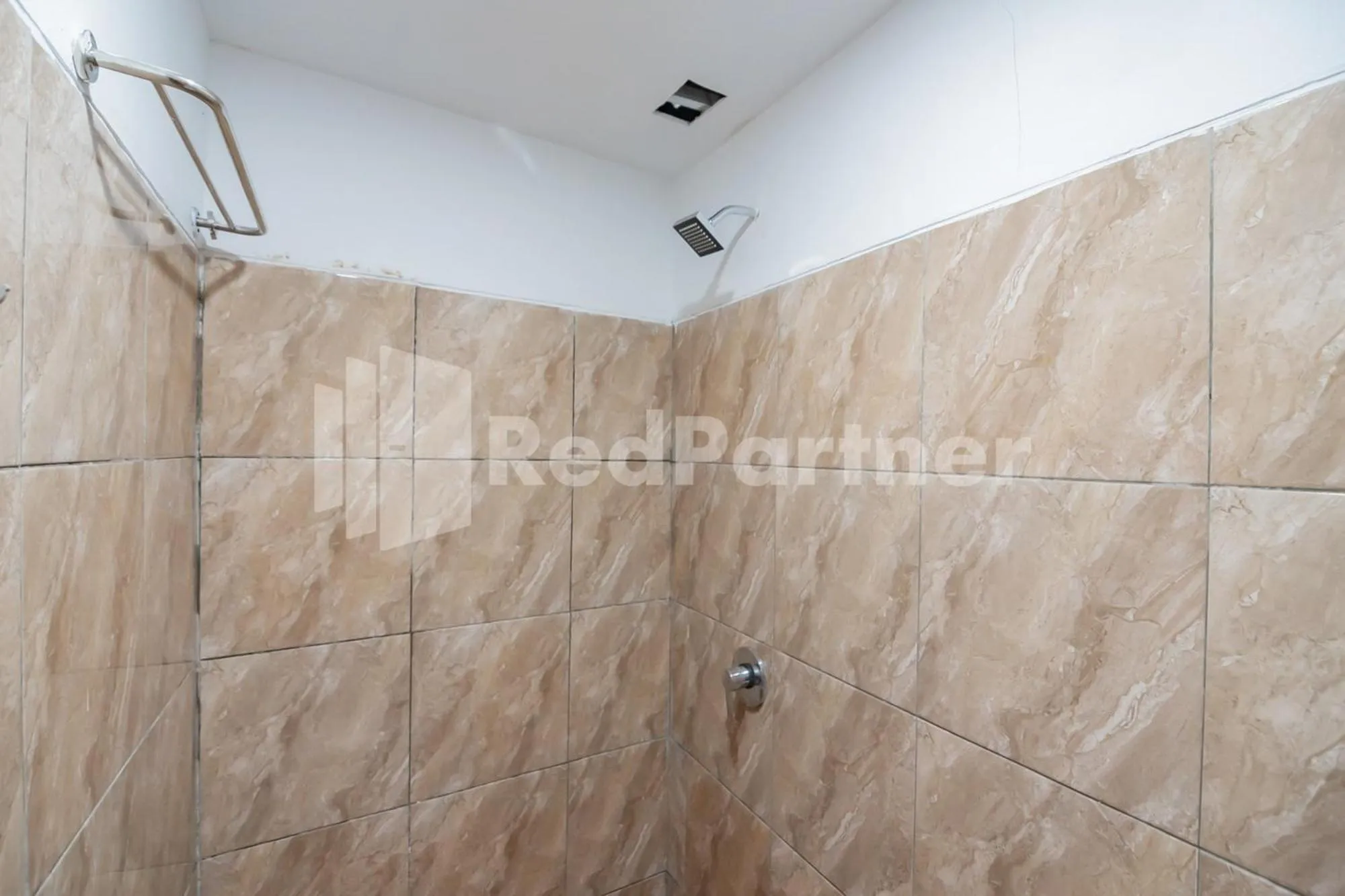 Shower in D'Valley View Lembang Mitra RedDoorz