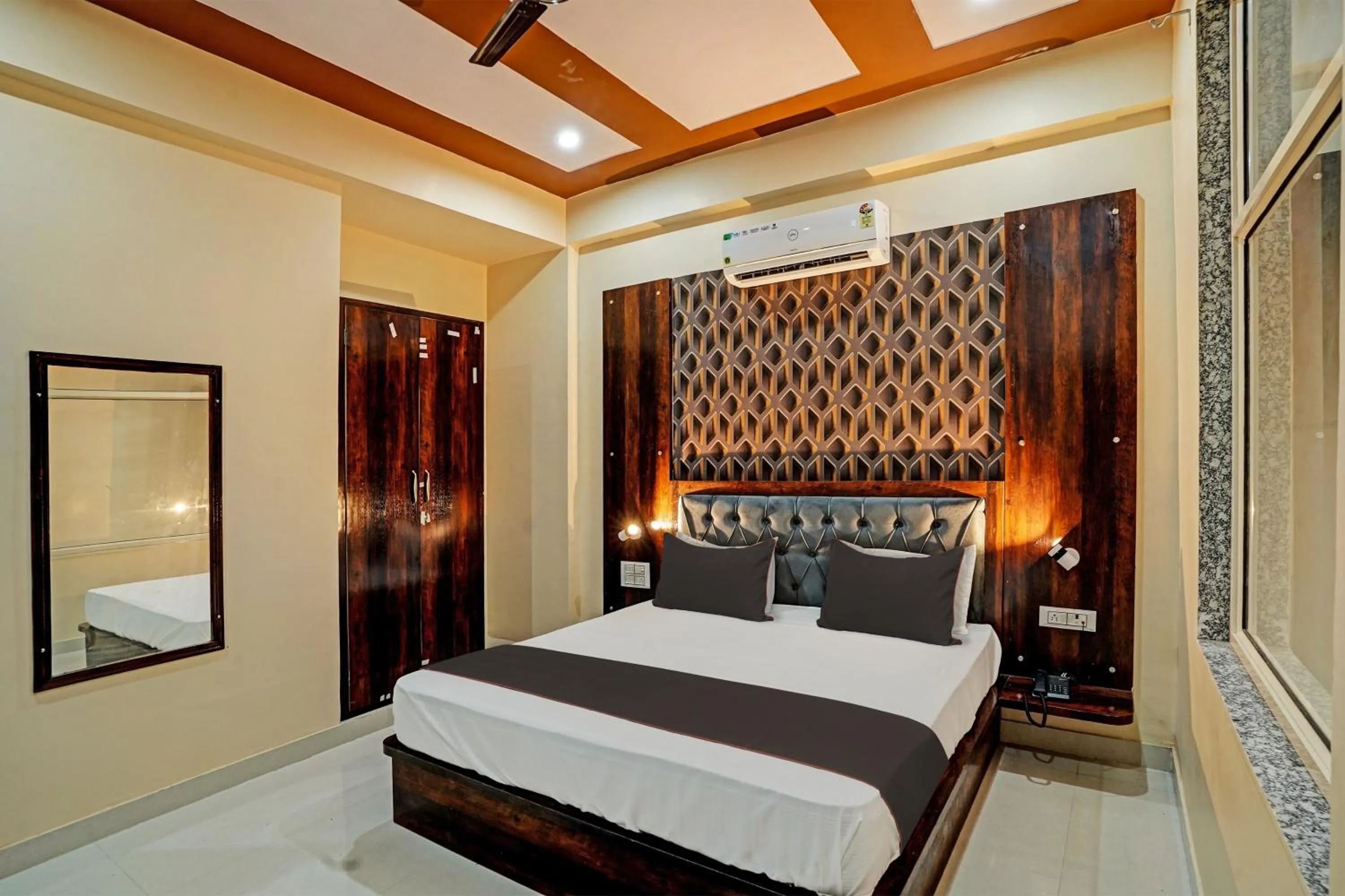 Facade/entrance, Bed in Hotel O SR HOTEL