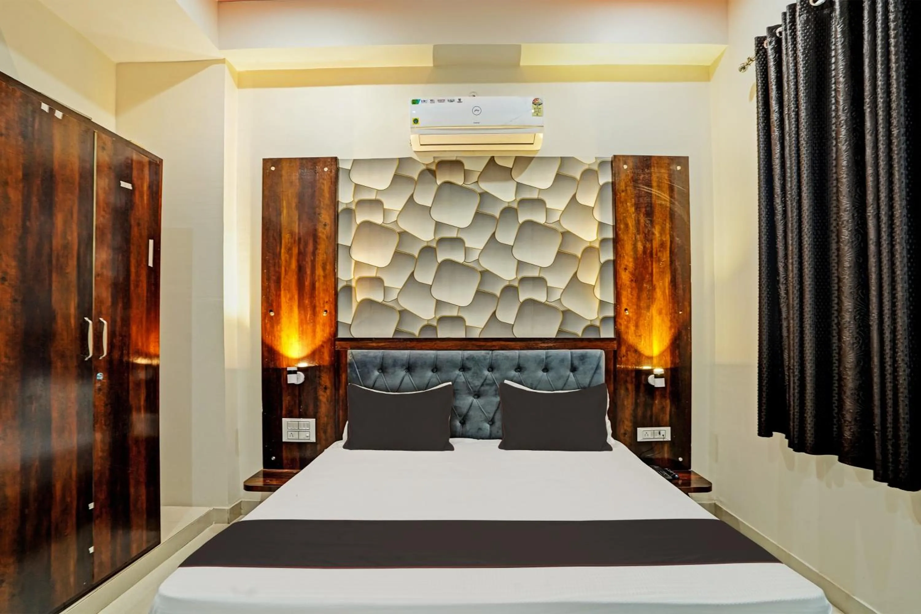 Facade/entrance, Bed in Hotel O SR HOTEL