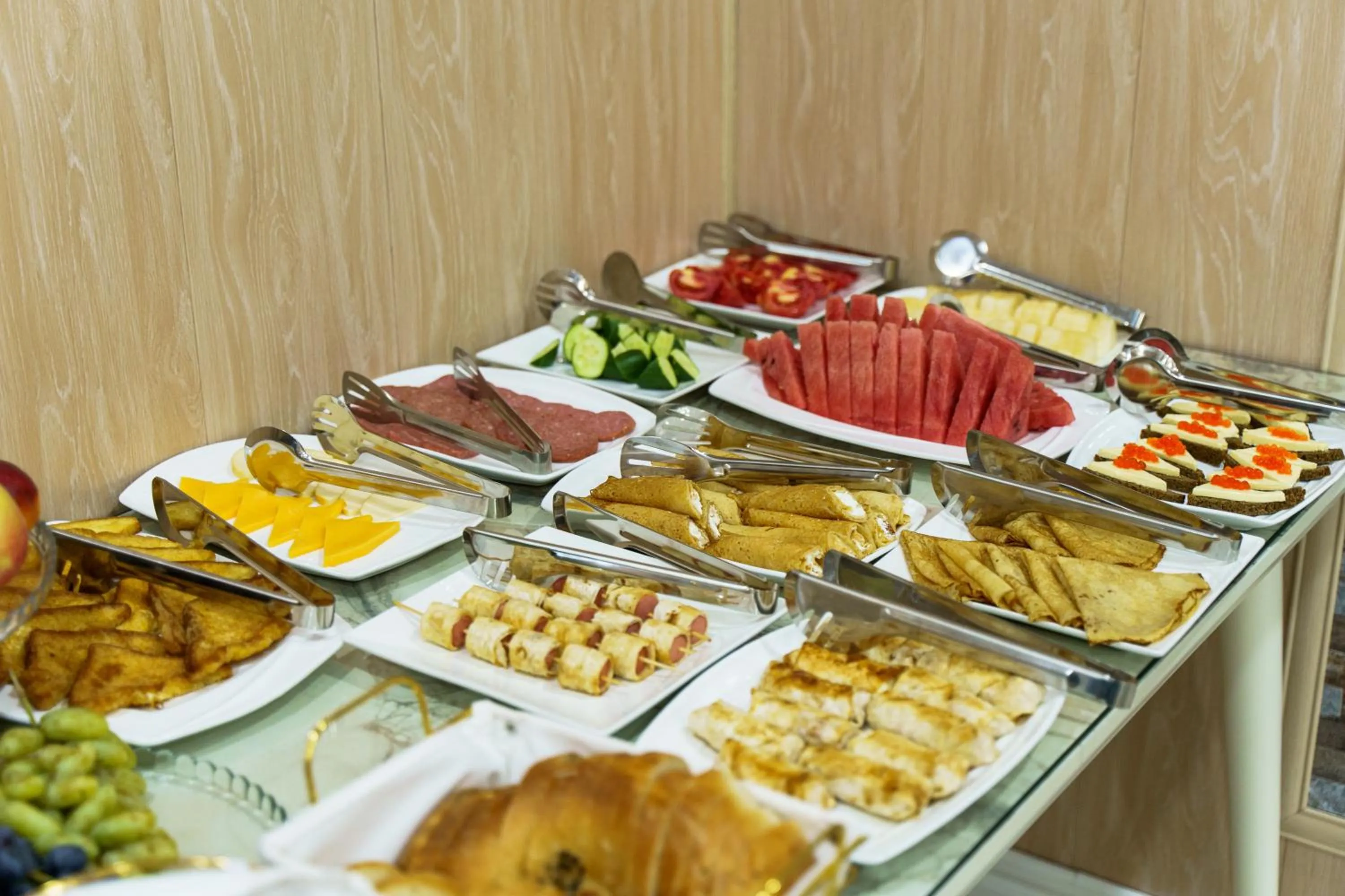 Restaurant/places to eat in AYNIY Hotel