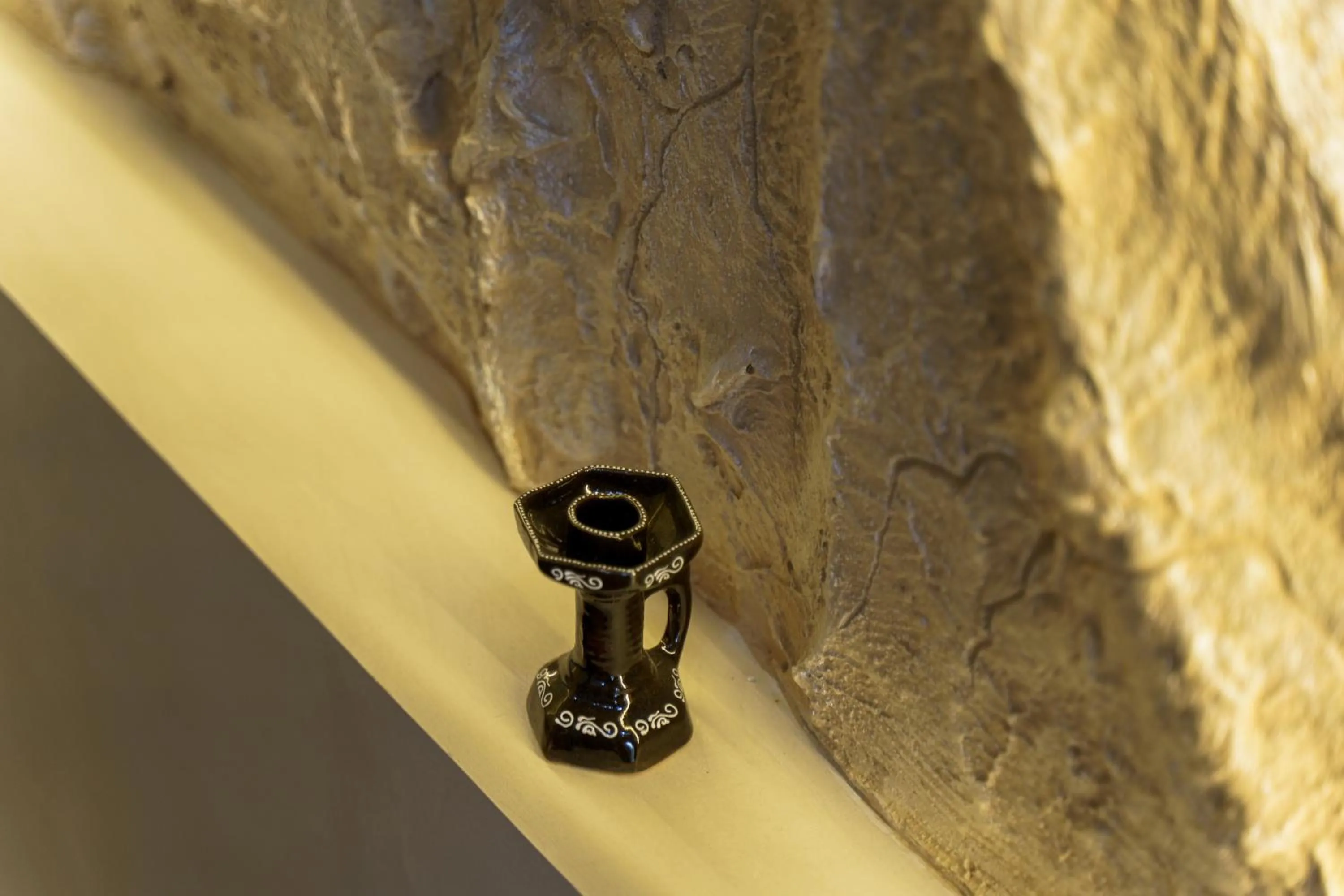 Communal lounge/ TV room in AYNIY Hotel