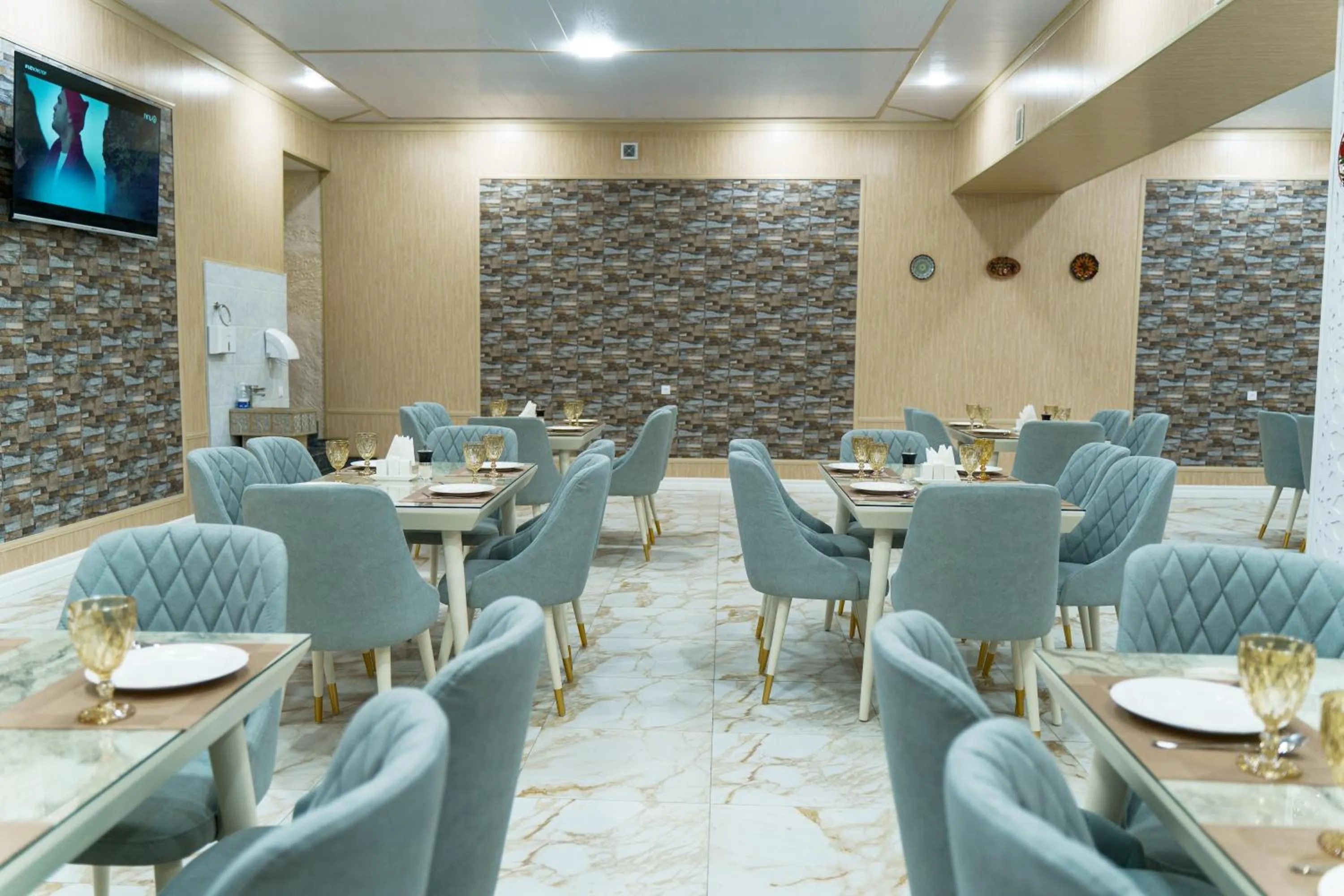 Restaurant/places to eat in AYNIY Hotel