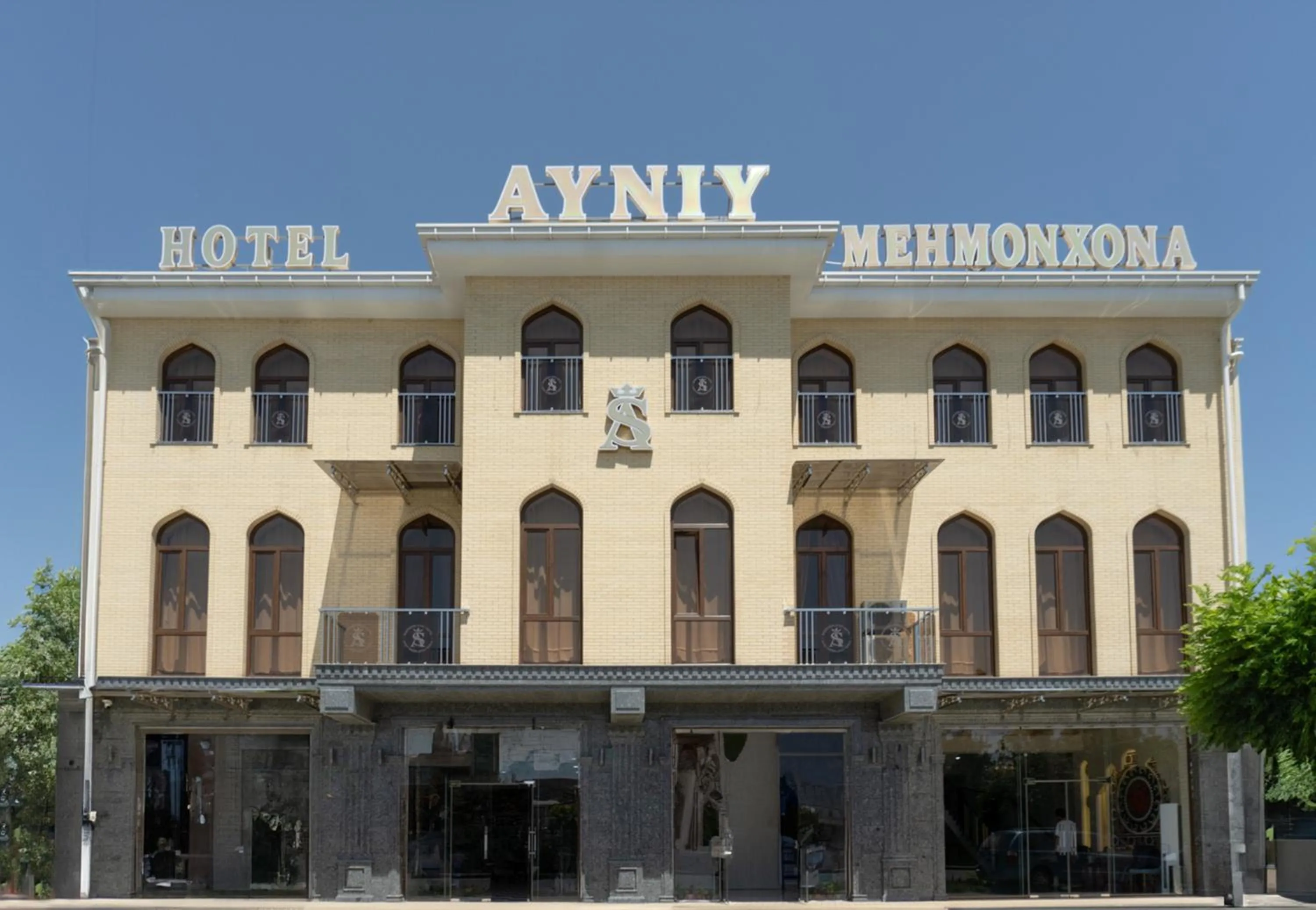 Text overlay in AYNIY Hotel