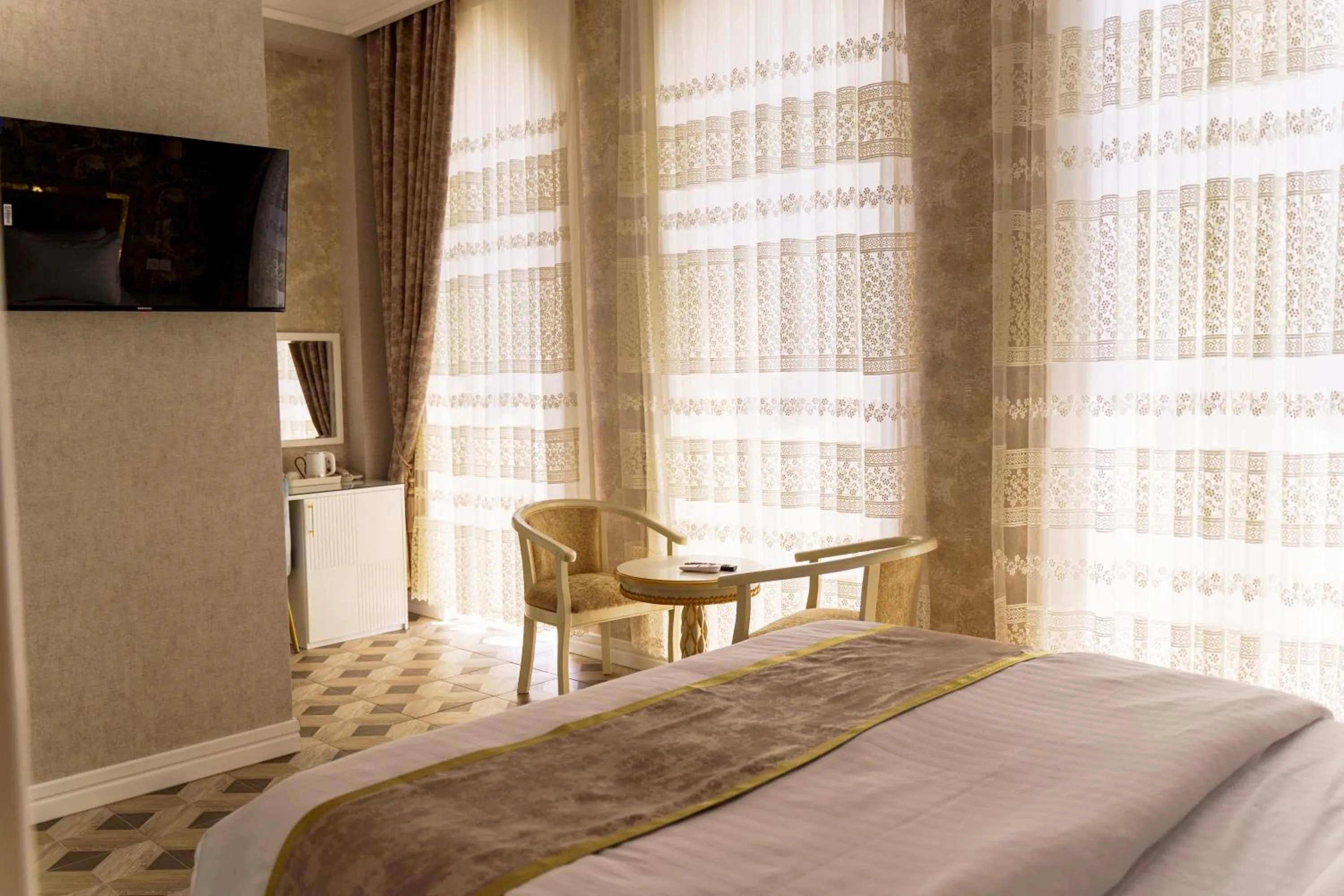 Seating area, Bed in AYNIY Hotel