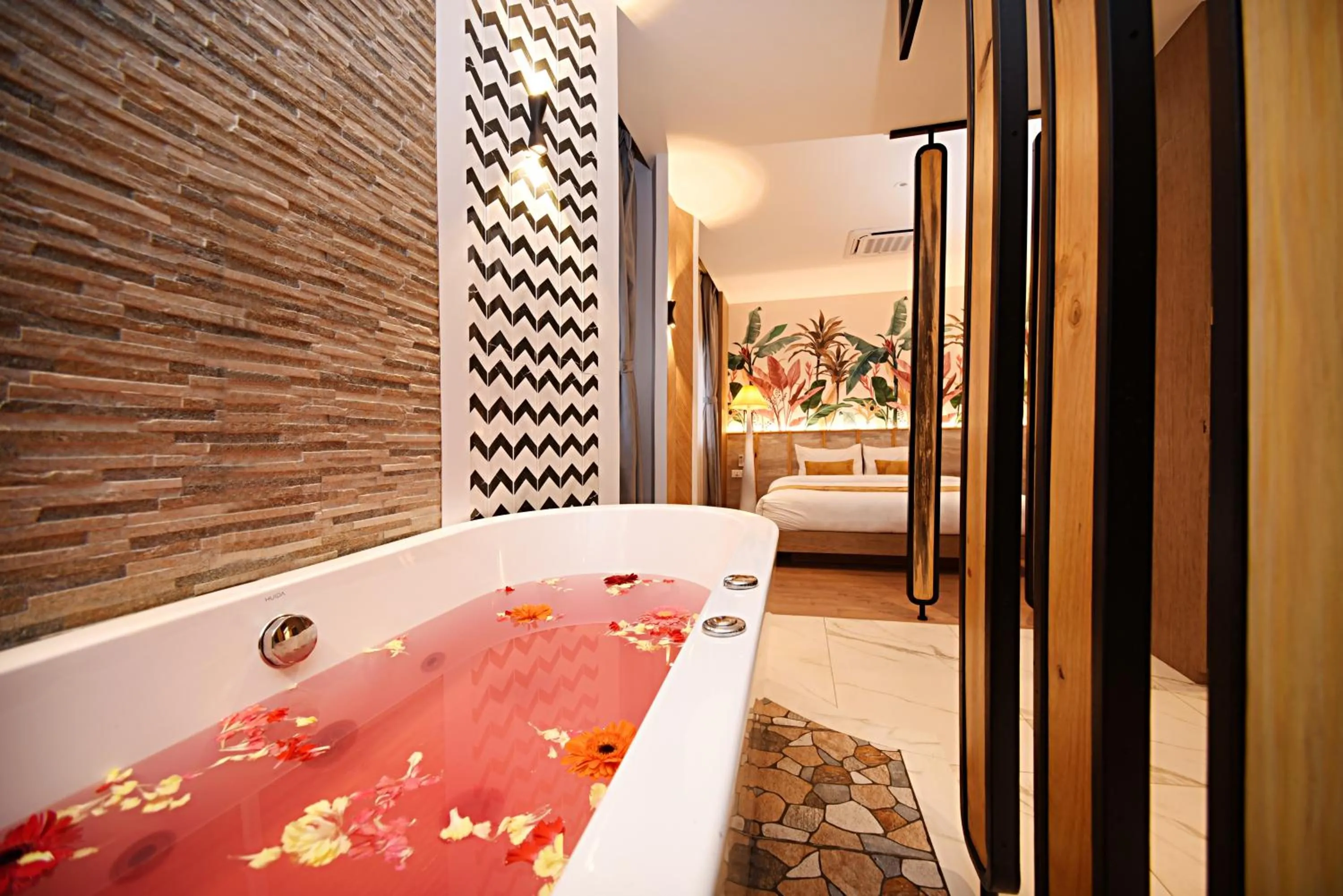 Bath, Bed in Daali Hotel & Apartment