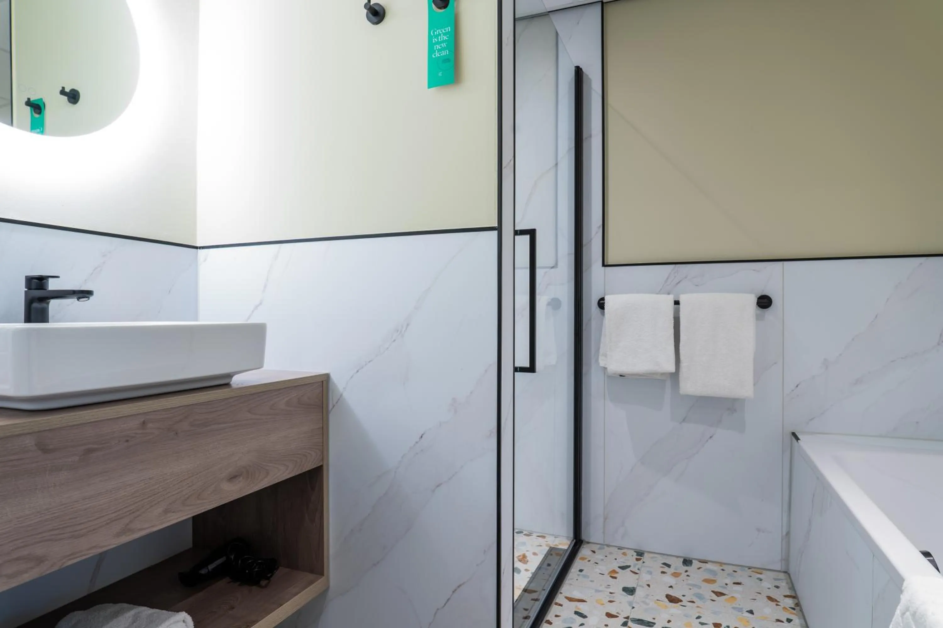 Shower in Golden Tulip Leiden Centre