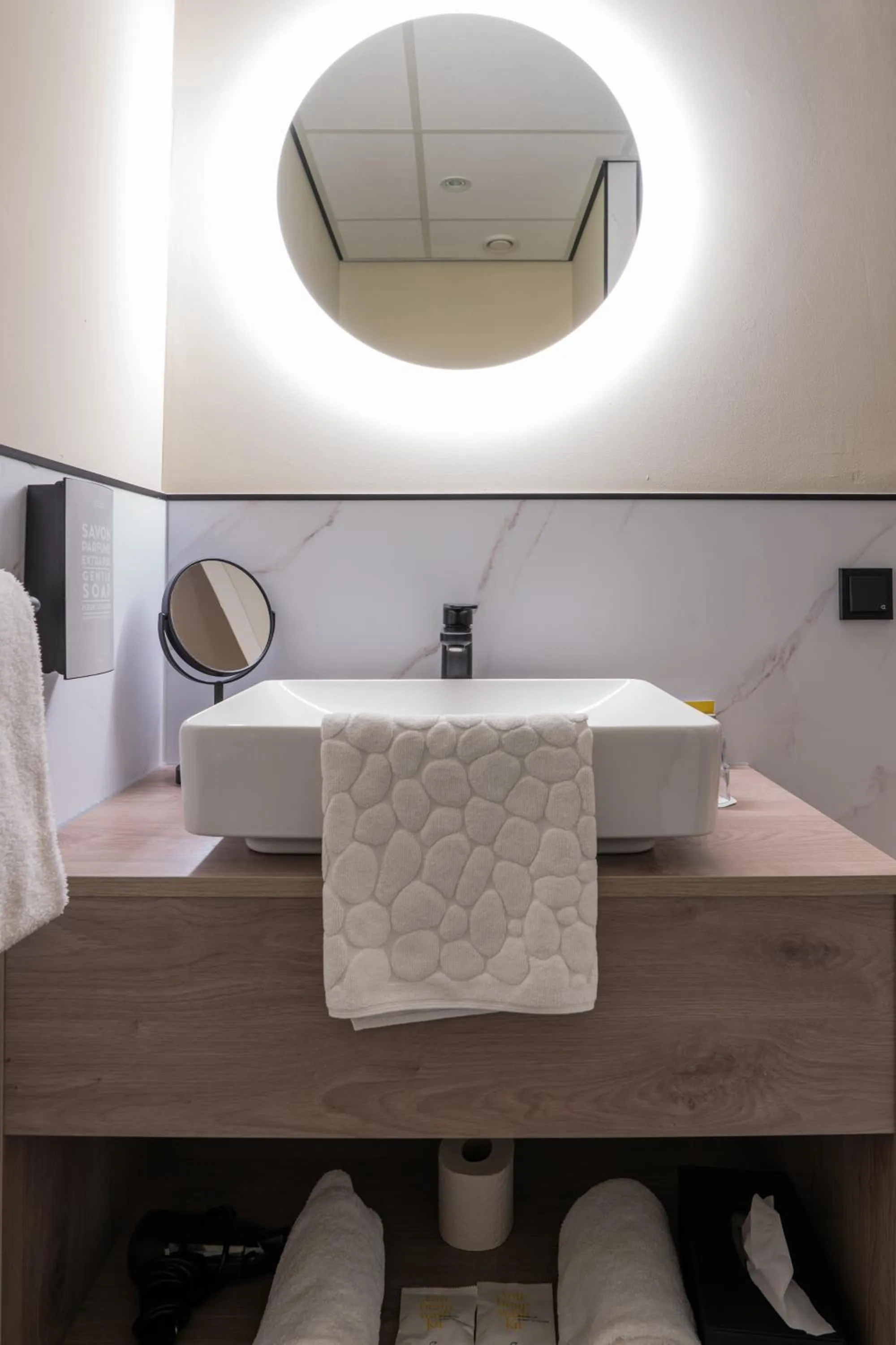 Bathroom in Golden Tulip Leiden Centre