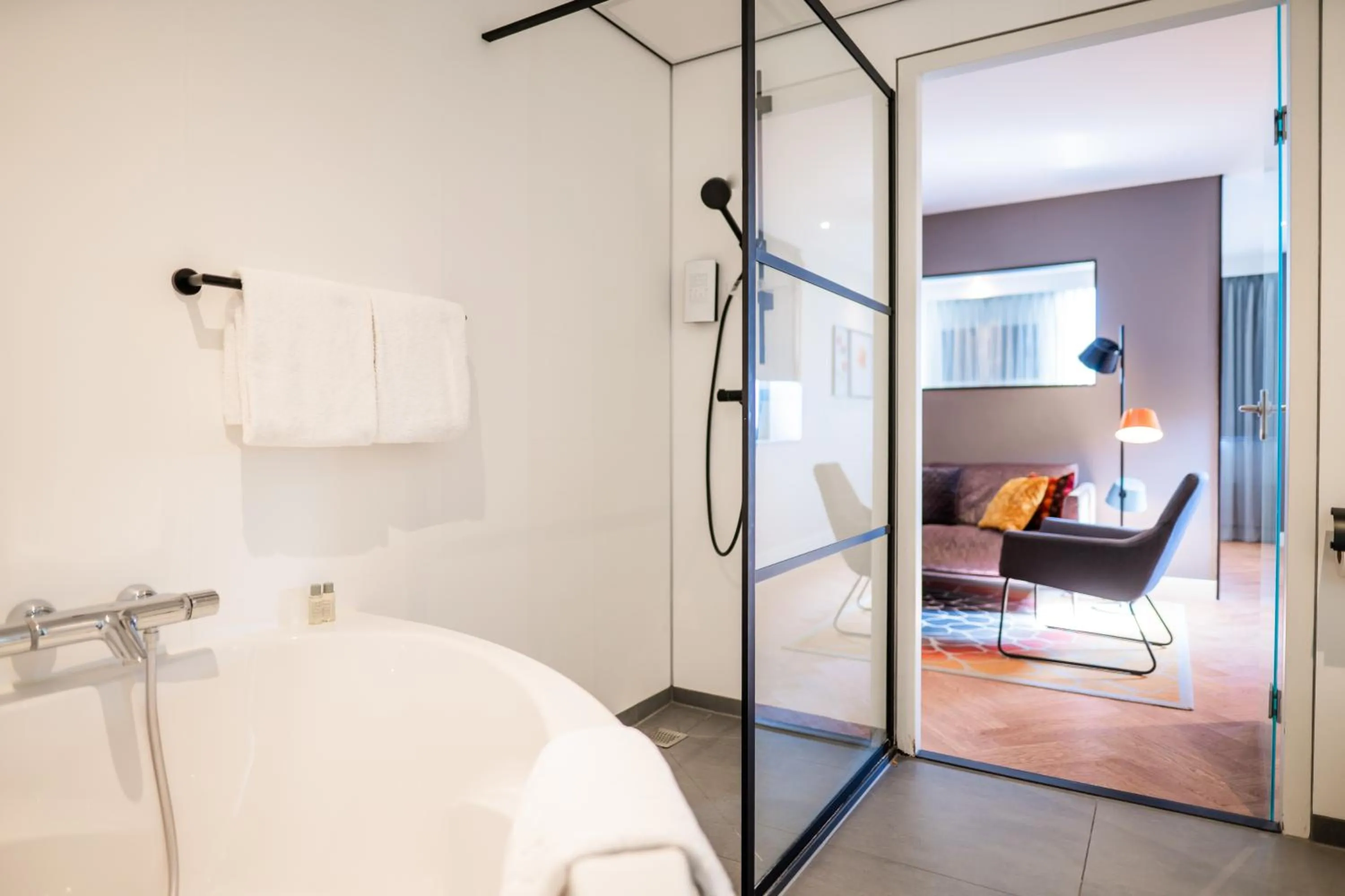 Shower, Bed in Golden Tulip Leiden Centre
