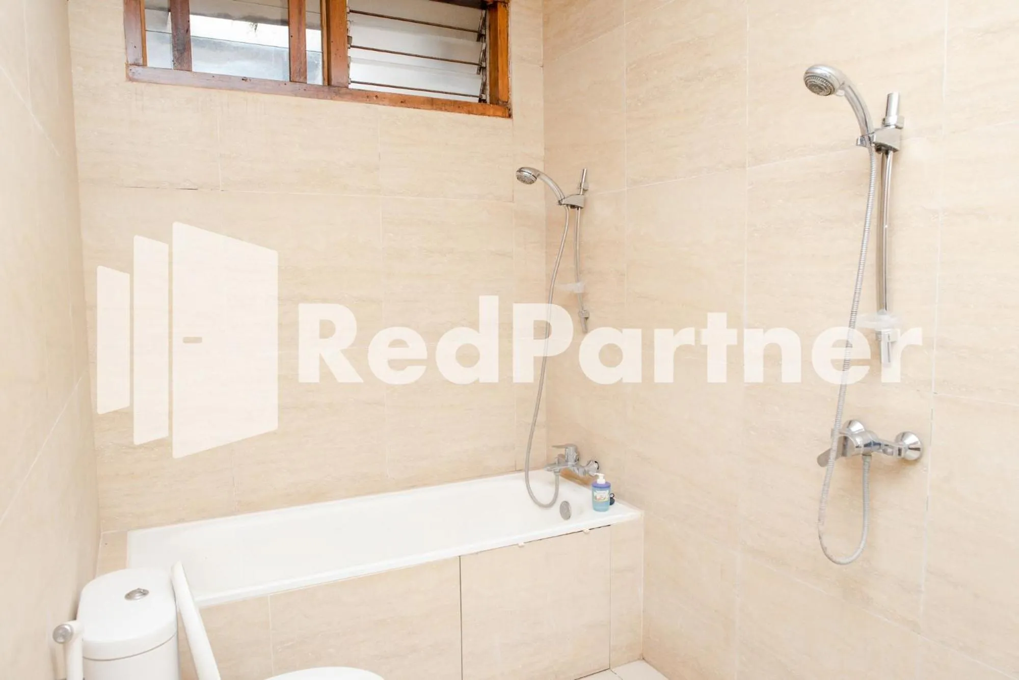 Shower in Mango House Semarang RedPartner