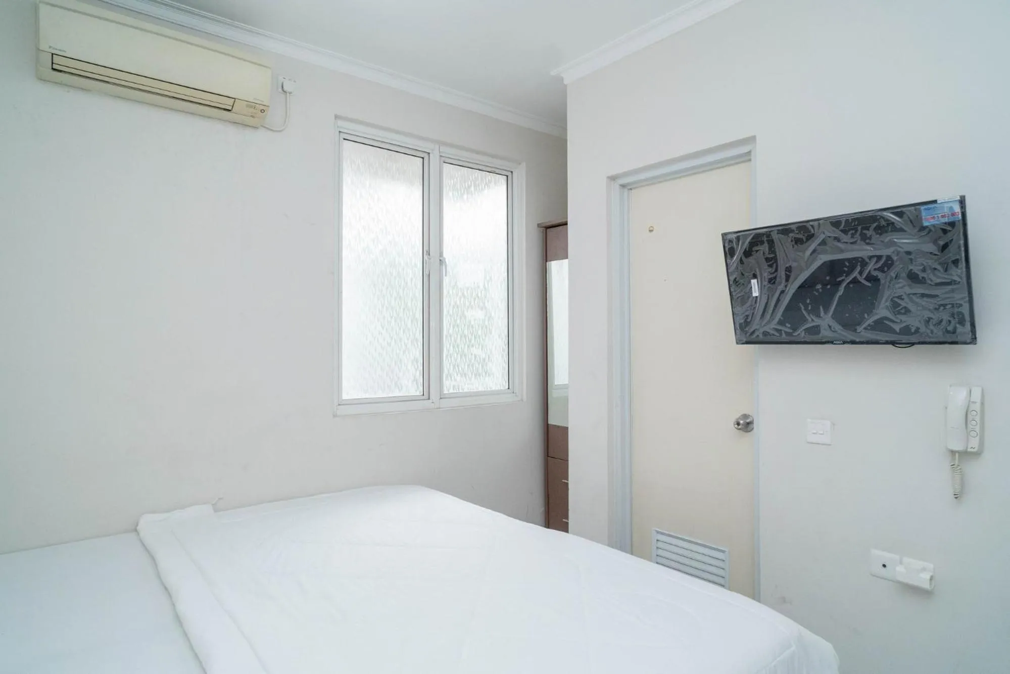 TV and multimedia, Bed in Mroom Residence near UMN Gading Serpong RedPartner
