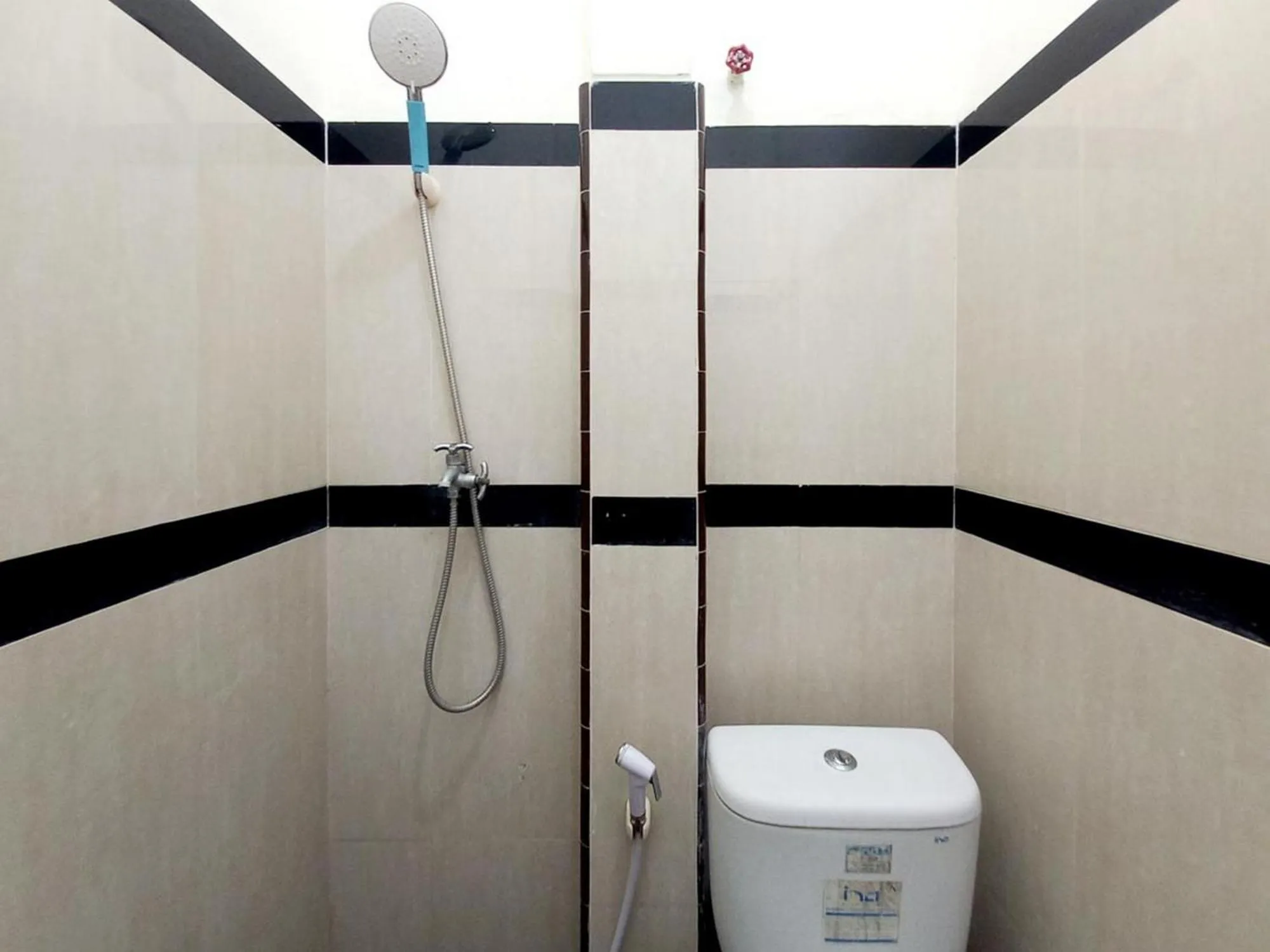 Shower in Griya Juanda Syariah near RS Dharma Husada Probolinggo Mitra RedDoorz