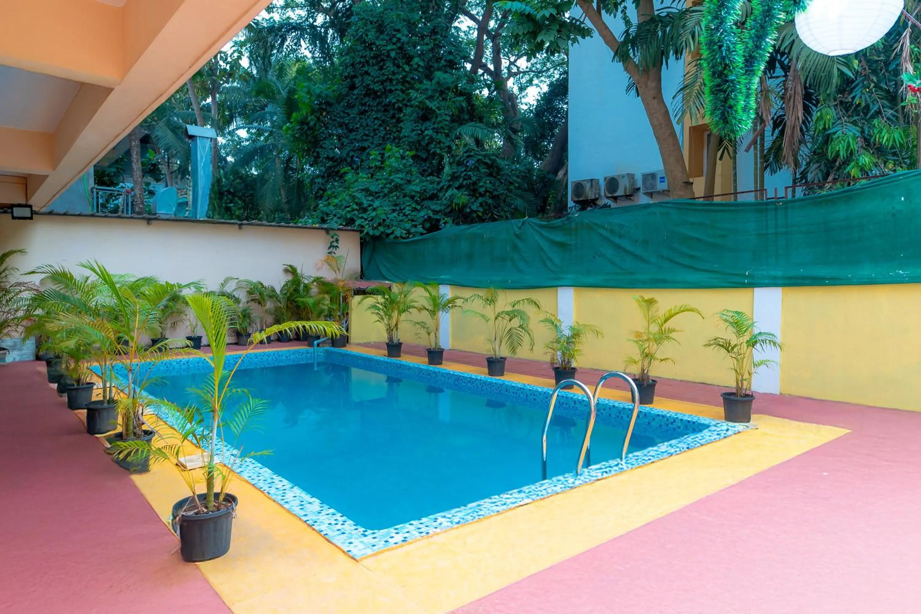 Swimming pool in Itsy Hotels De Classio