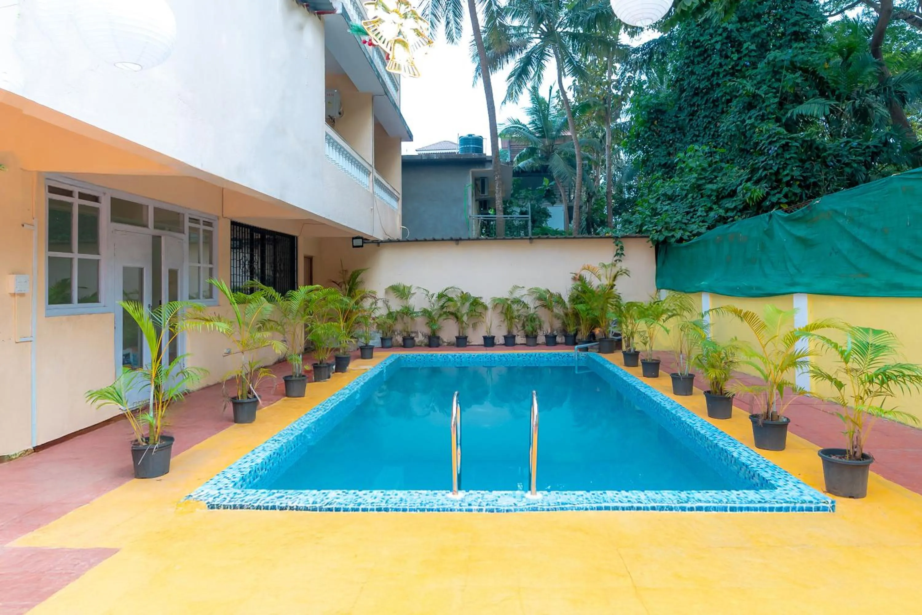 Swimming pool in Itsy Hotels De Classio