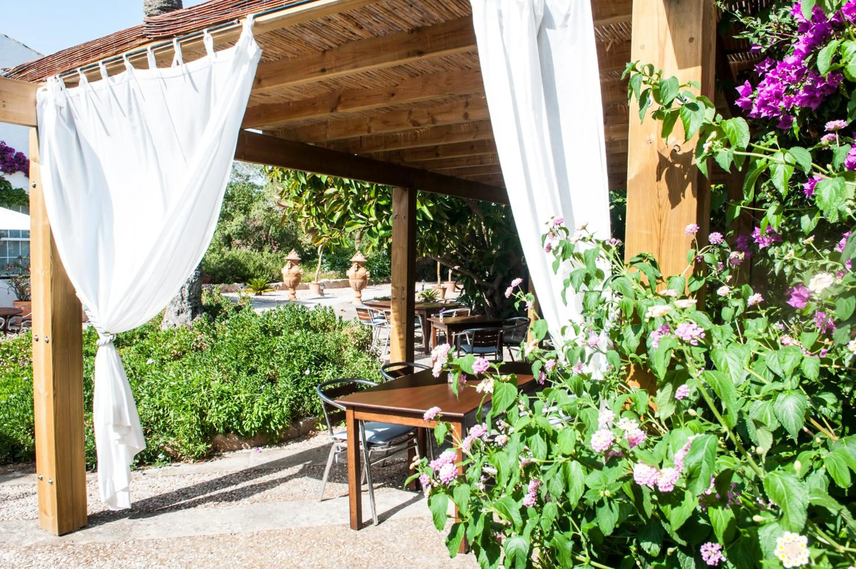 Restaurant/places to eat in Hotel Rural Biniarroca - Adults Only