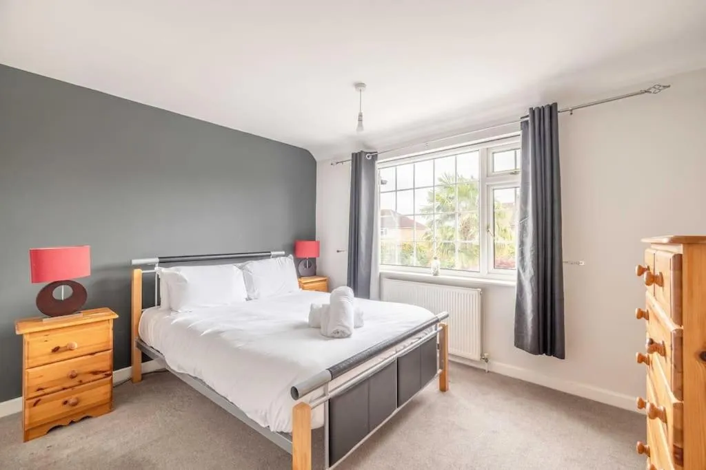 Bed in 3-Bed Family Home with Parking & Large Garden