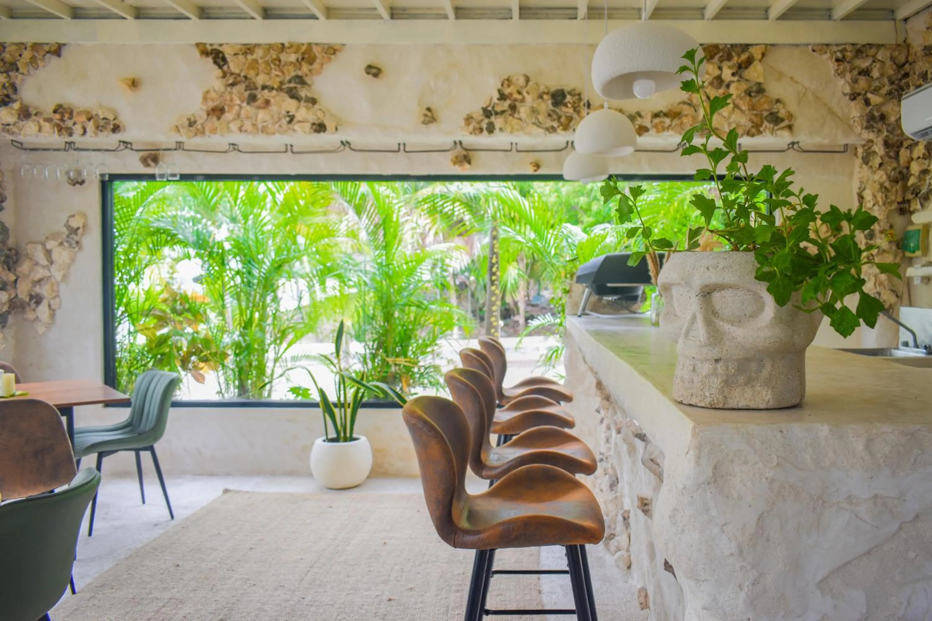 Restaurant/places to eat in Enigmatic Hotel Experience