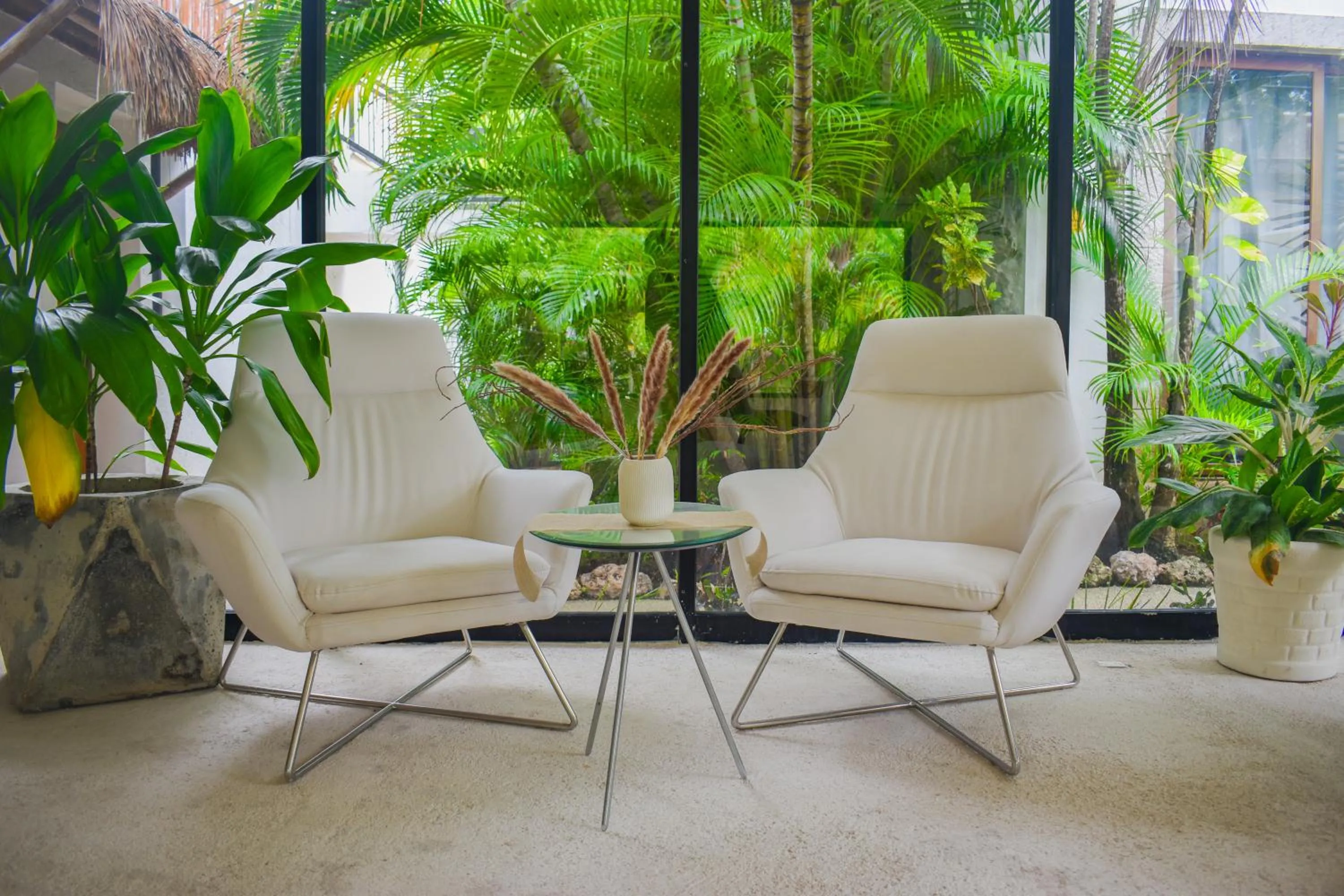 Restaurant/places to eat in Enigmatic Hotel Experience