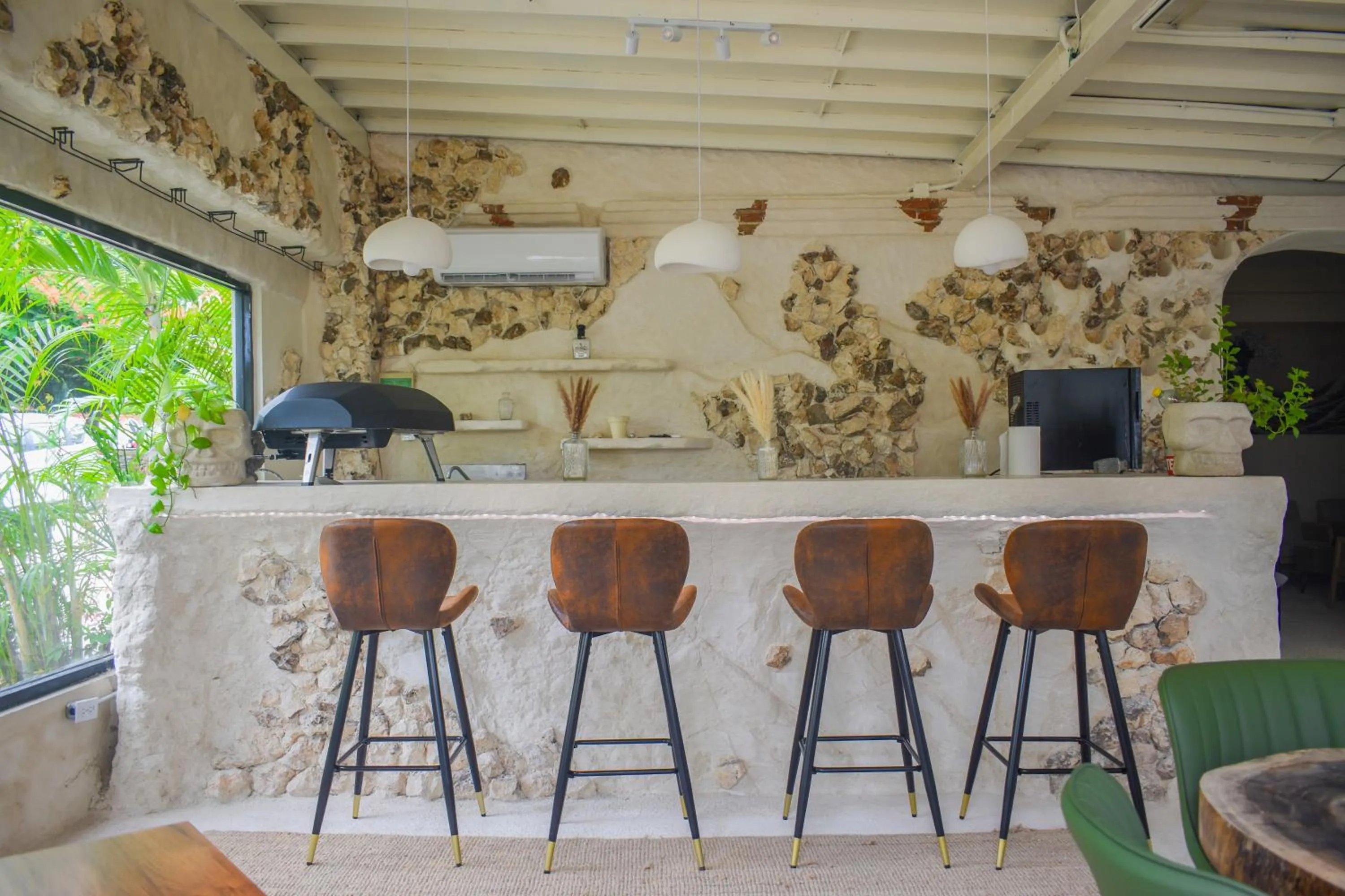 Restaurant/places to eat in Enigmatic Hotel Experience