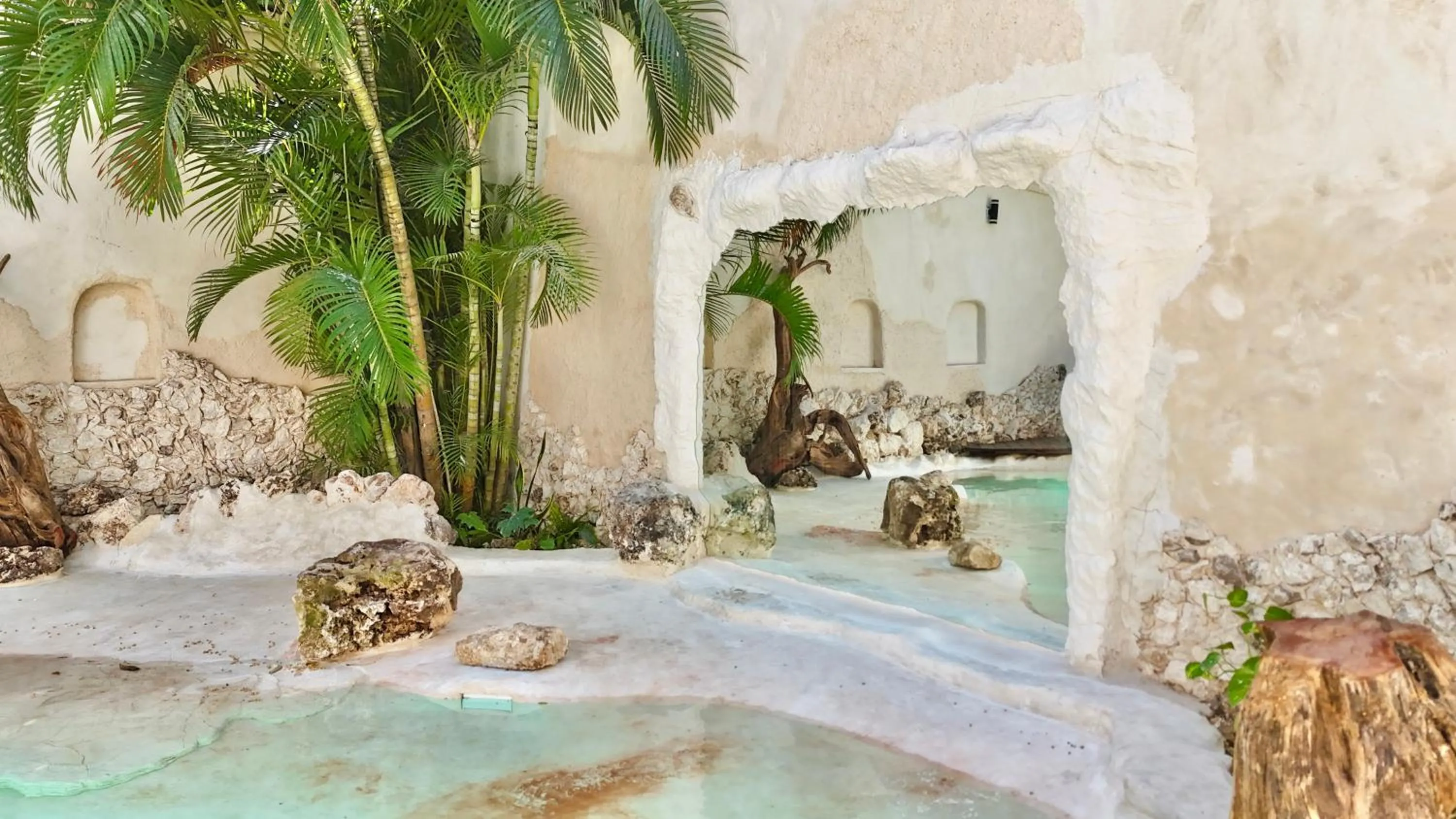 Swimming pool in Enigmatic Hotel Experience