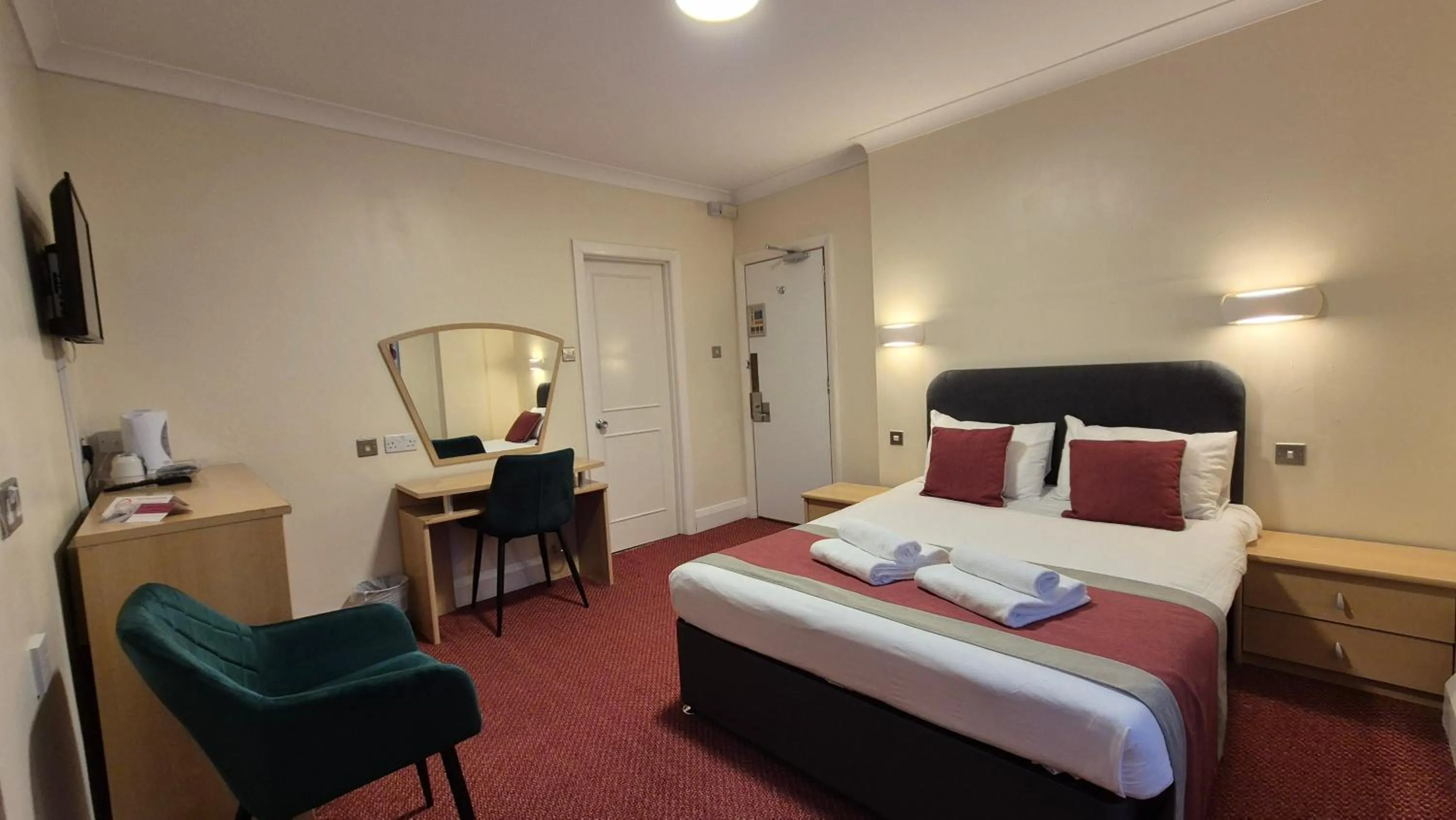Photo of the whole room, Bed in Heathlands Hotel