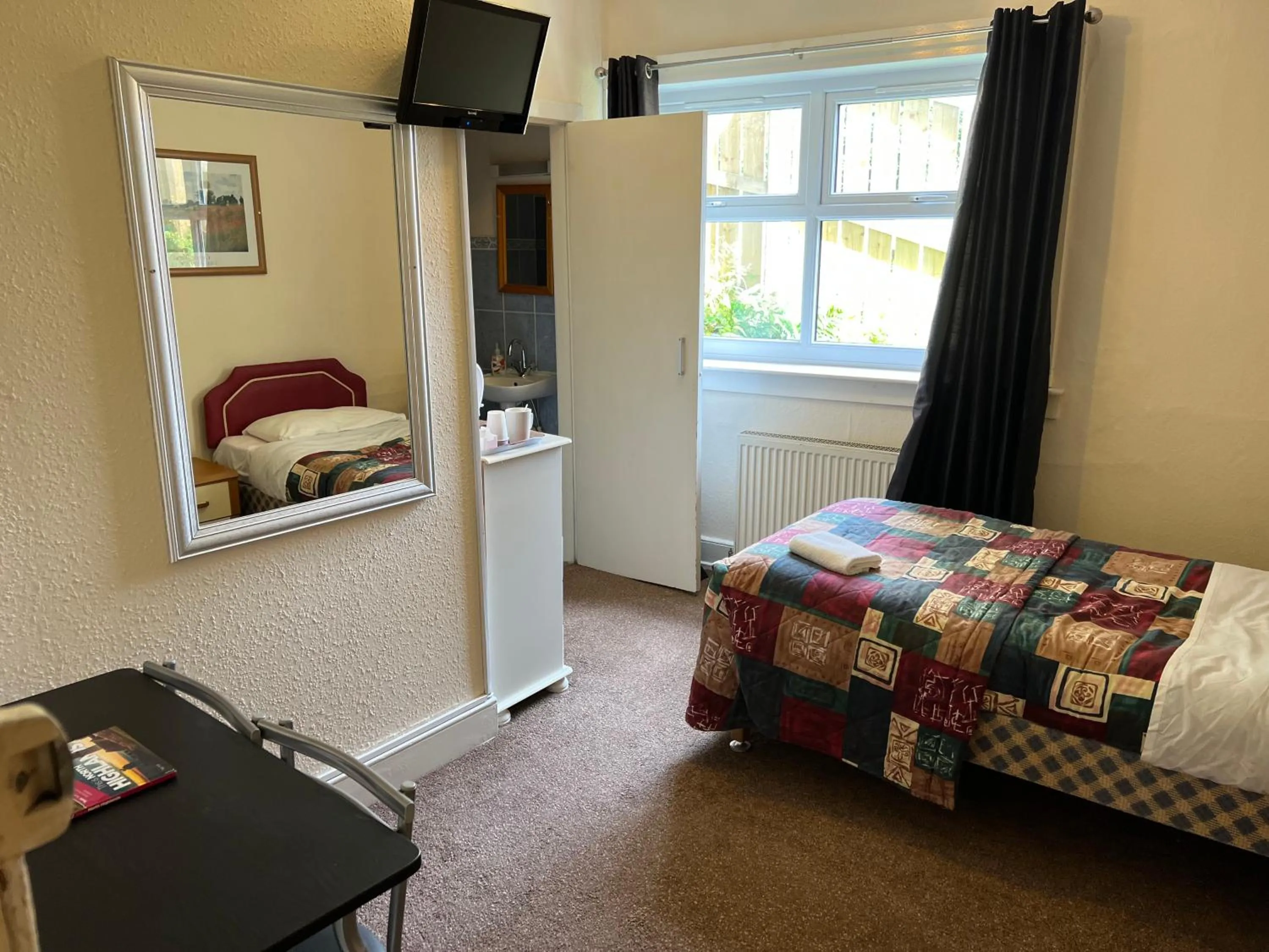 Photo of the whole room, Bed in Strathpeffer Hotel