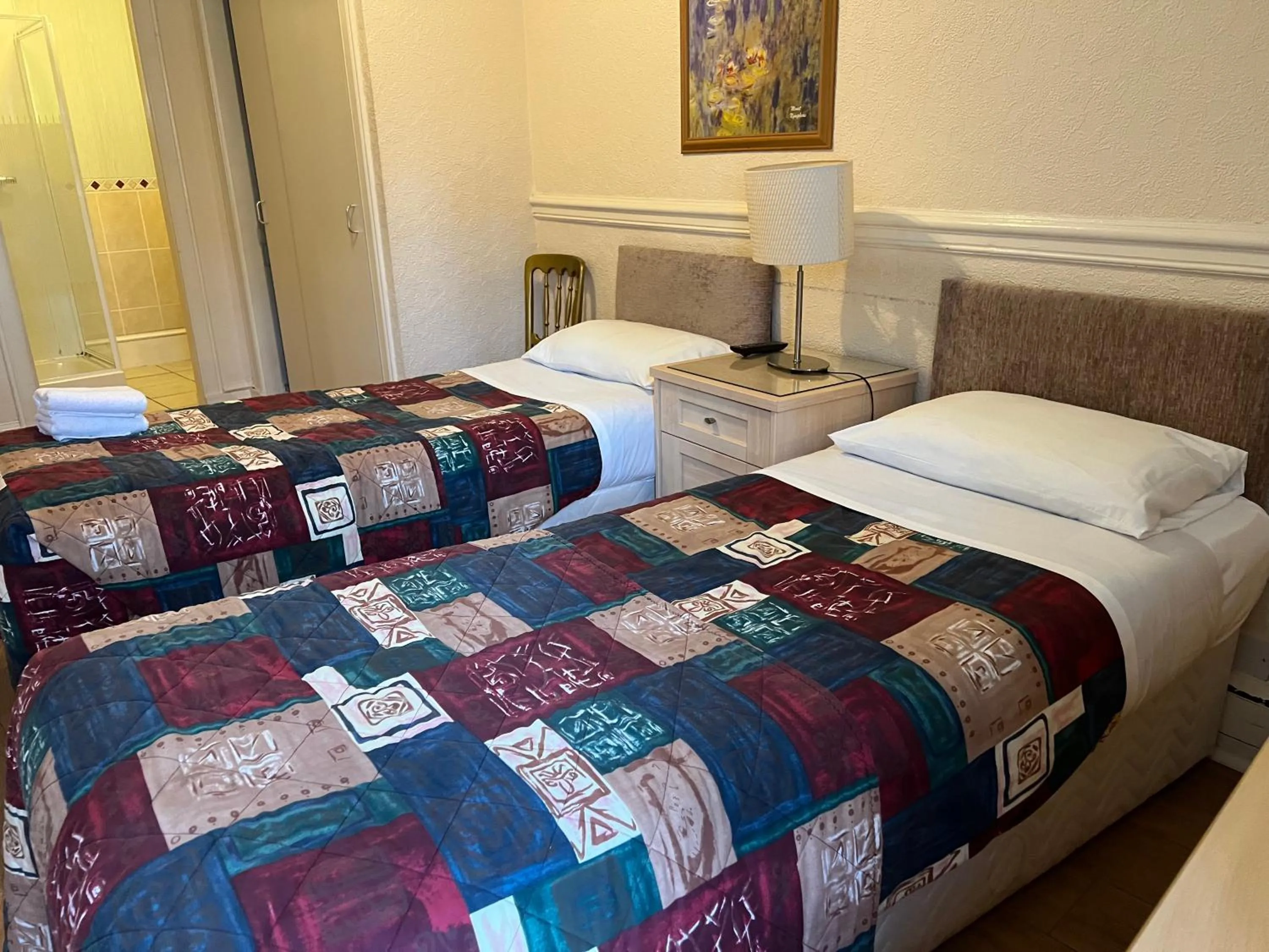 Photo of the whole room, Bed in Strathpeffer Hotel