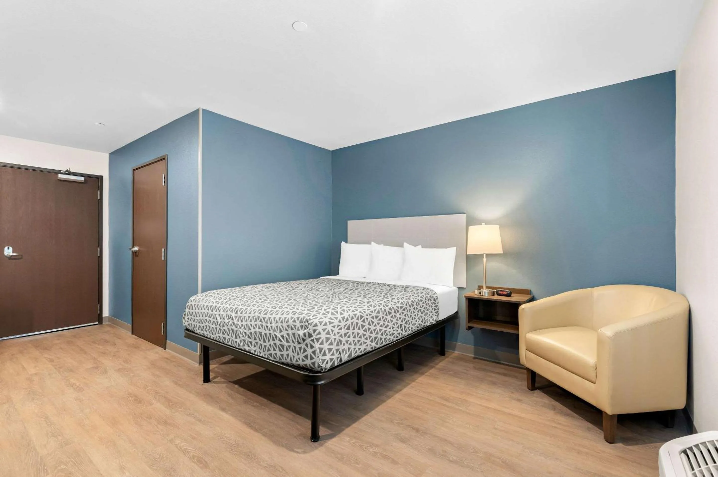 Bedroom, Bed in WoodSpring Suites Indio - Coachella Valley