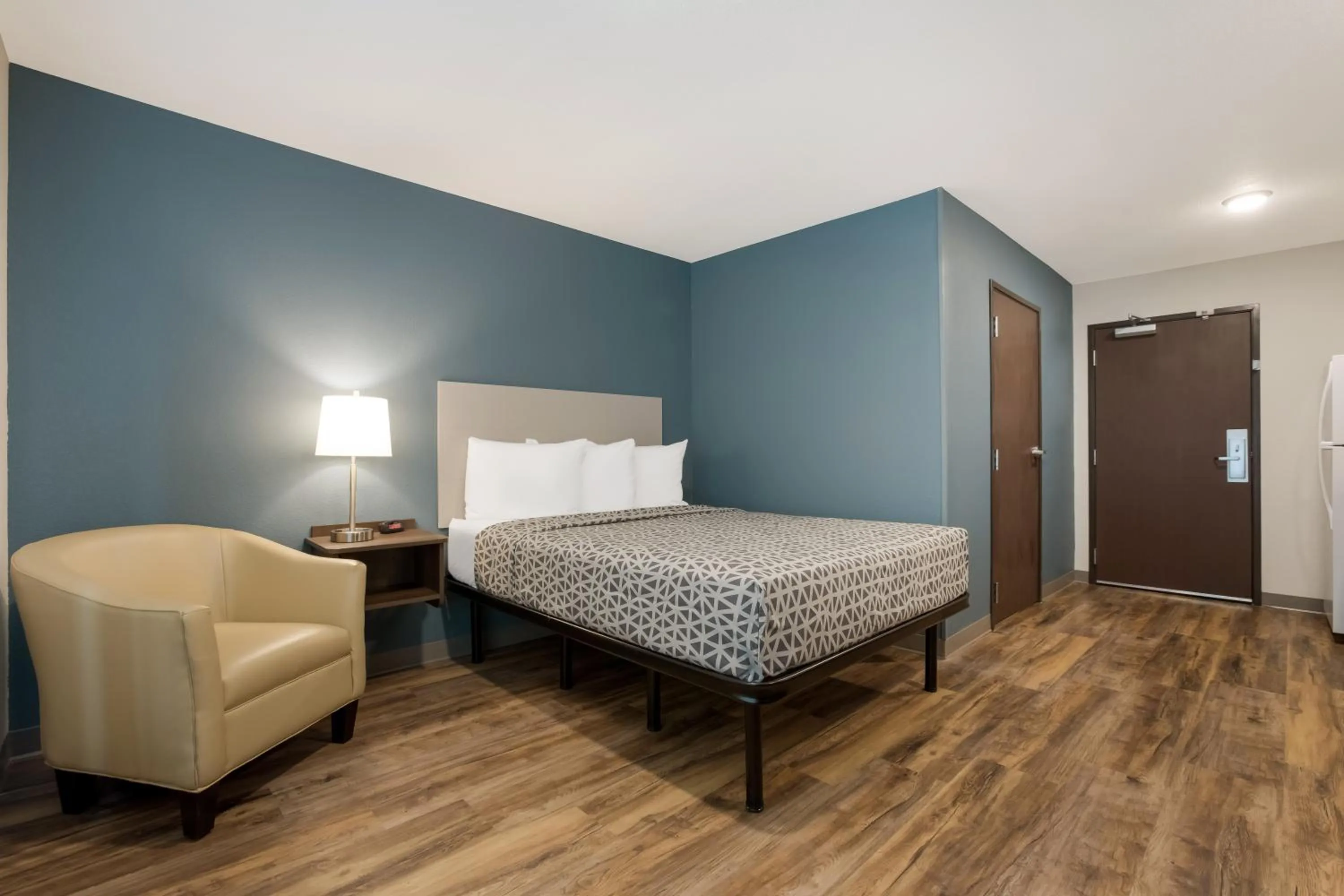 Bedroom, Bed in WoodSpring Suites Indio - Coachella Valley
