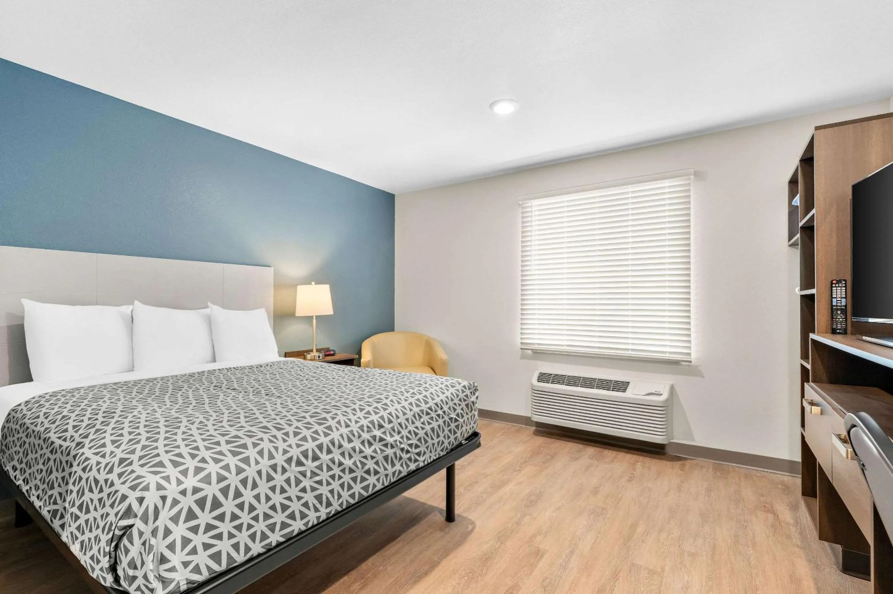 Bedroom, Bed in WoodSpring Suites Indio - Coachella Valley