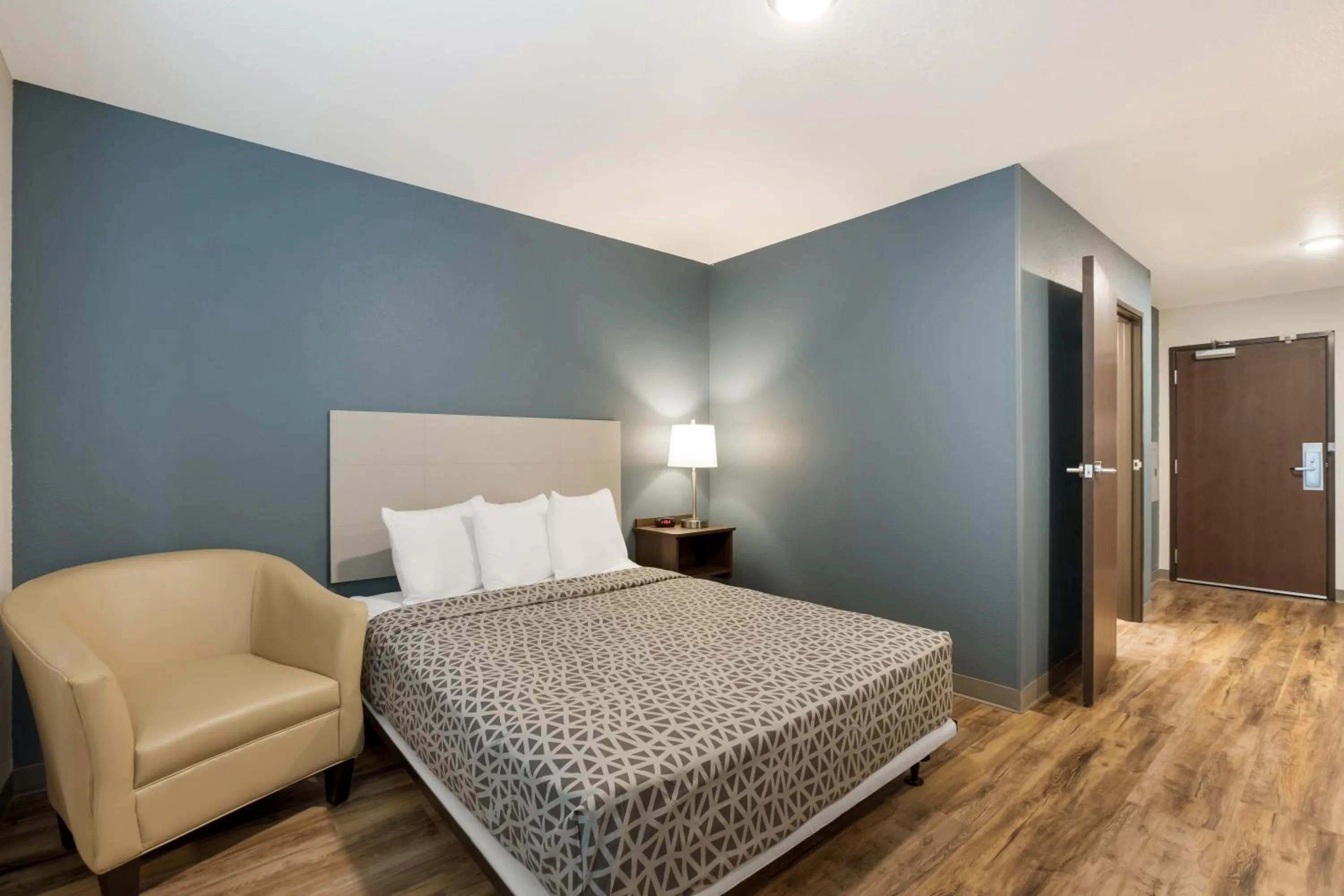 Bedroom, Bed in WoodSpring Suites Indio - Coachella Valley