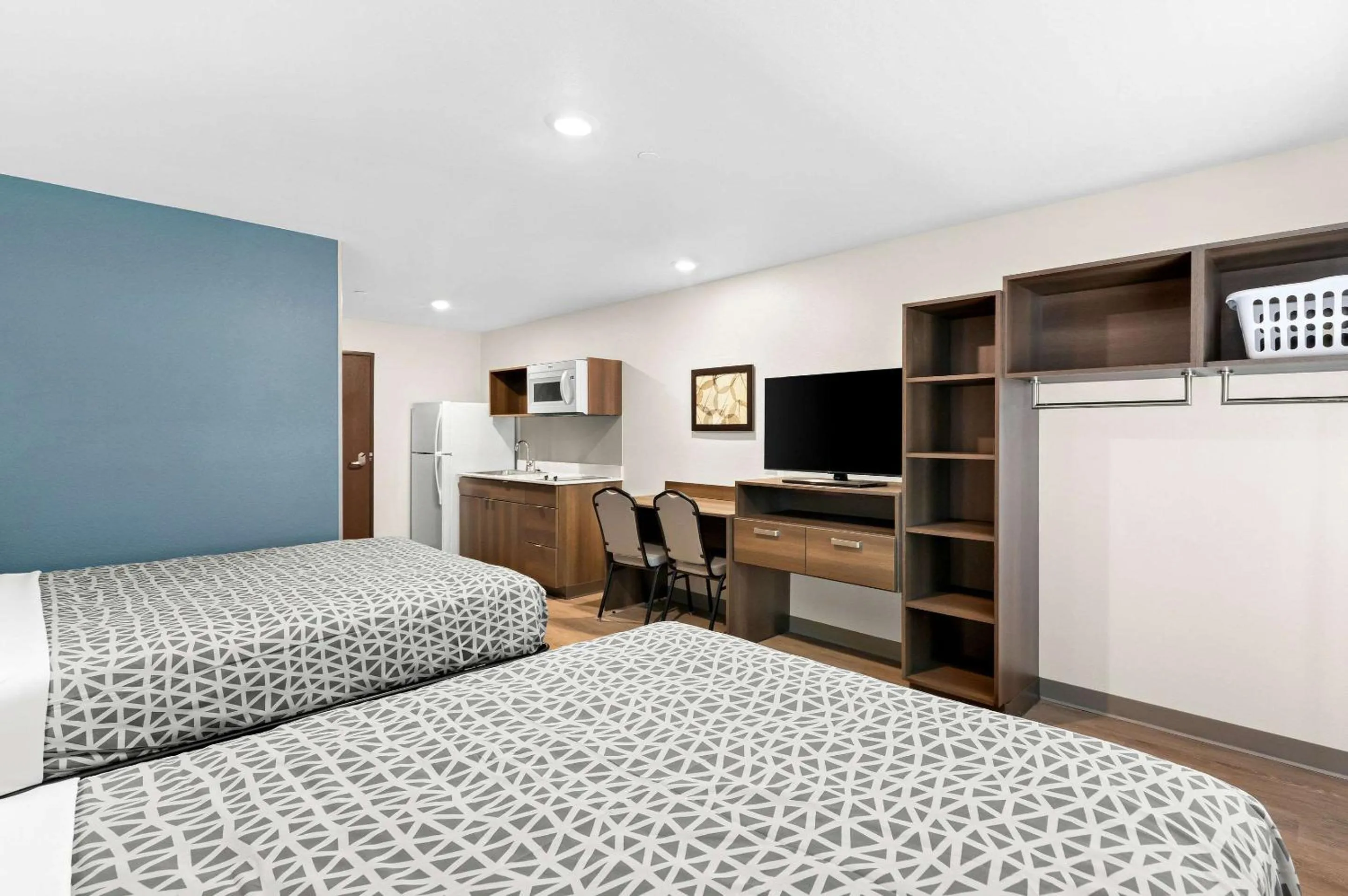 Bedroom, Bed in WoodSpring Suites Indio - Coachella Valley