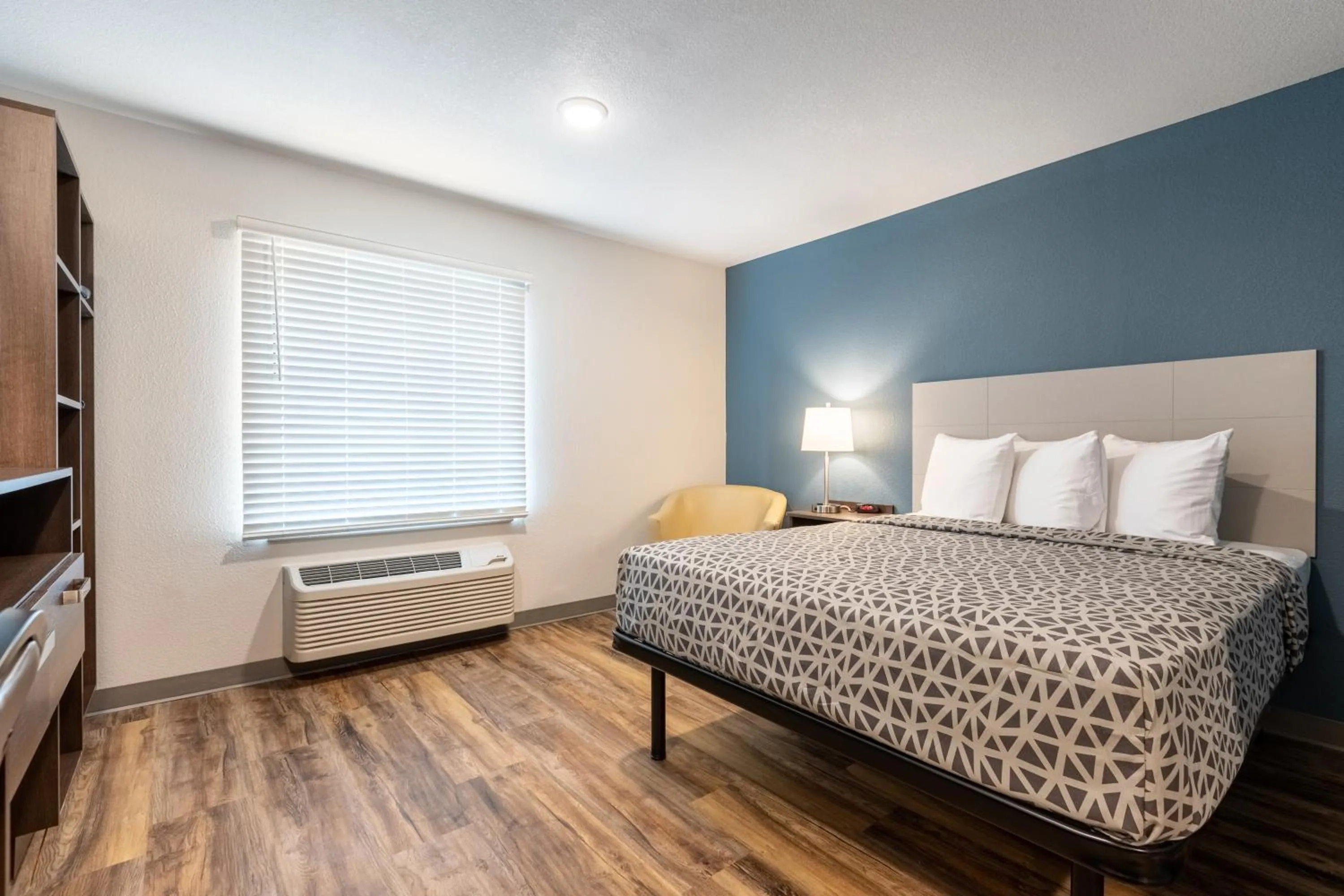 Bedroom, Bed in WoodSpring Suites Indio - Coachella Valley