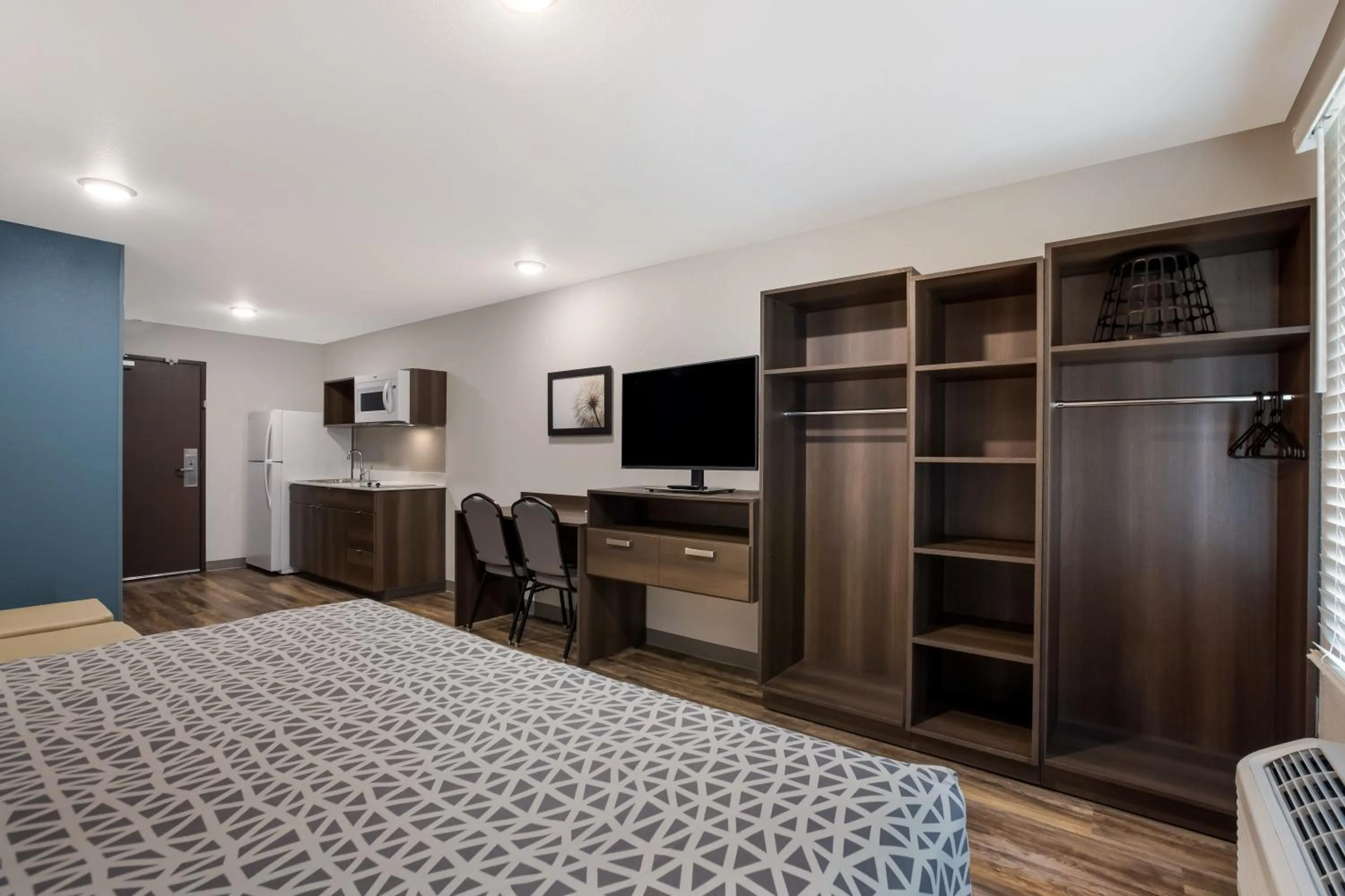 Bedroom, Bed in WoodSpring Suites Indio - Coachella Valley