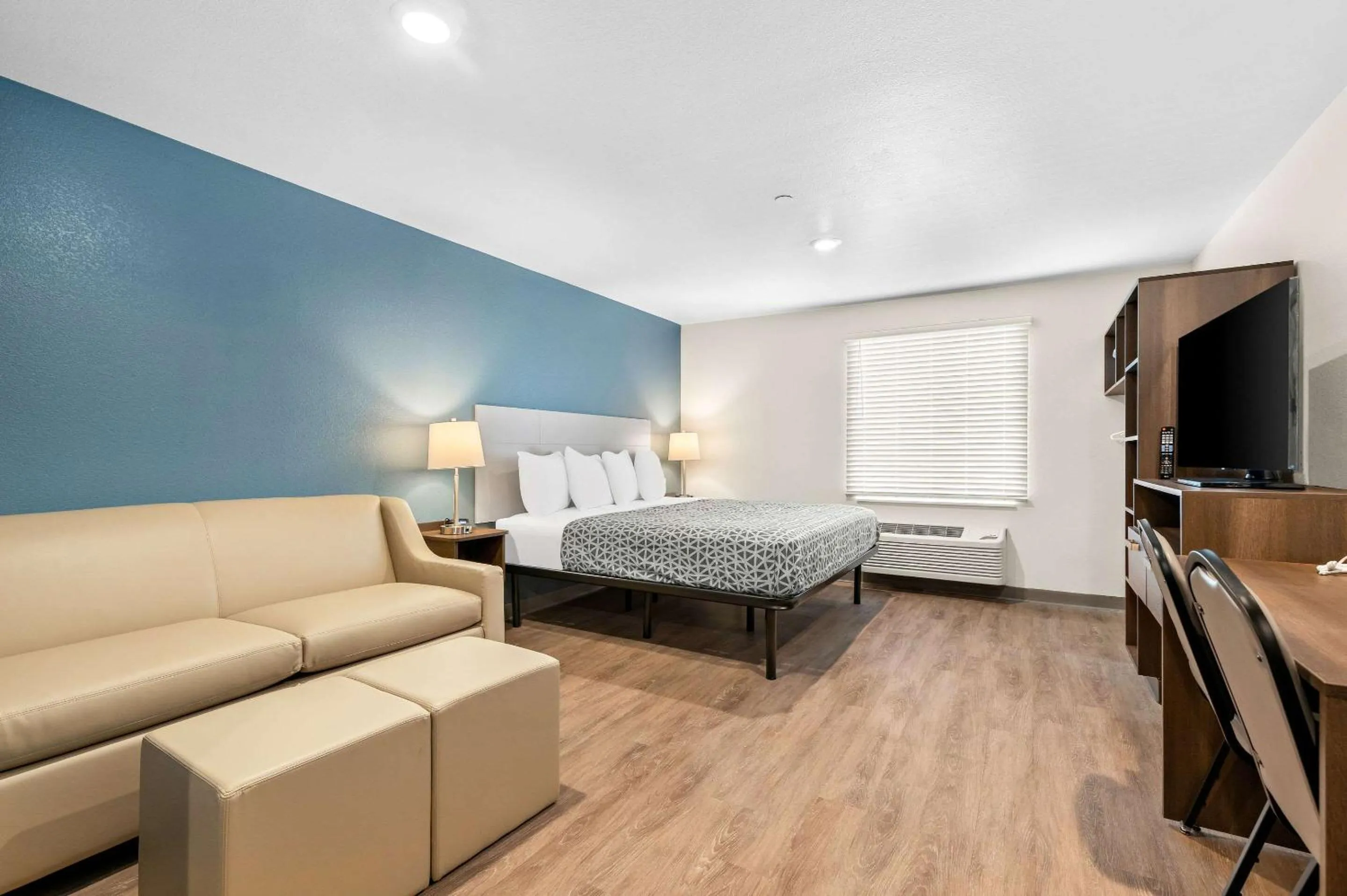 Bedroom, Bed in WoodSpring Suites Indio - Coachella Valley