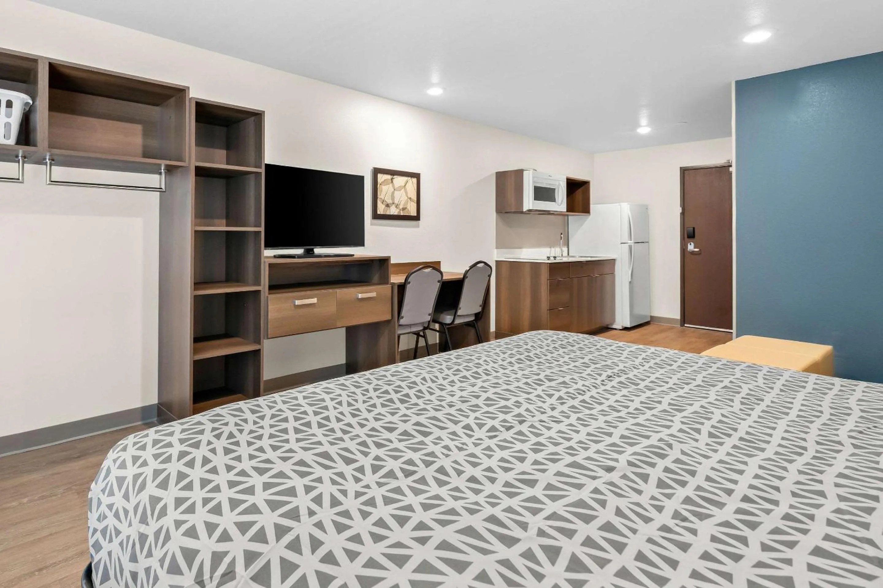Bedroom, Bed in WoodSpring Suites Indio - Coachella Valley