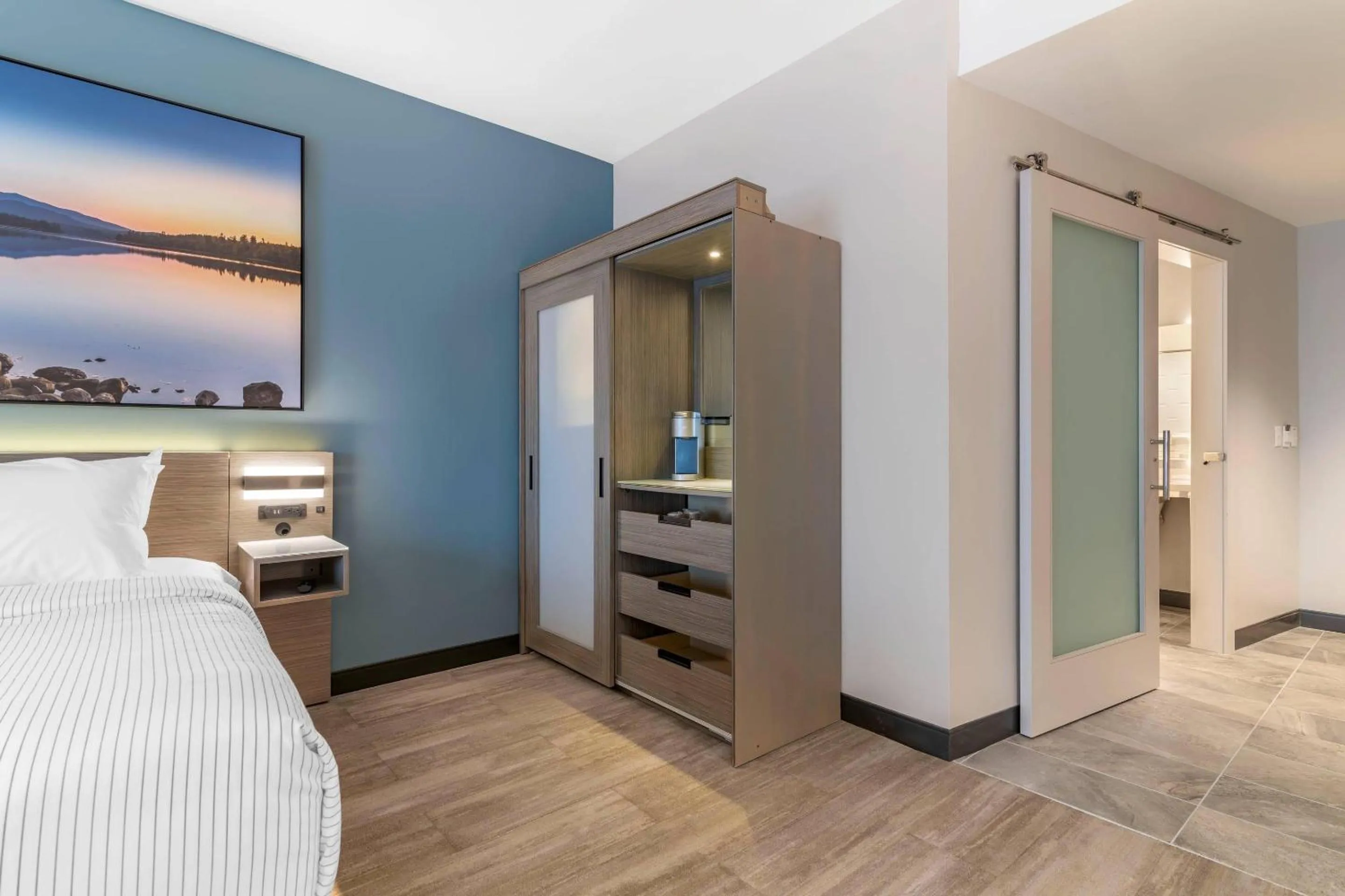 Bedroom, Bed in Cambria Hotel Lake Placid - Lakeside Resort