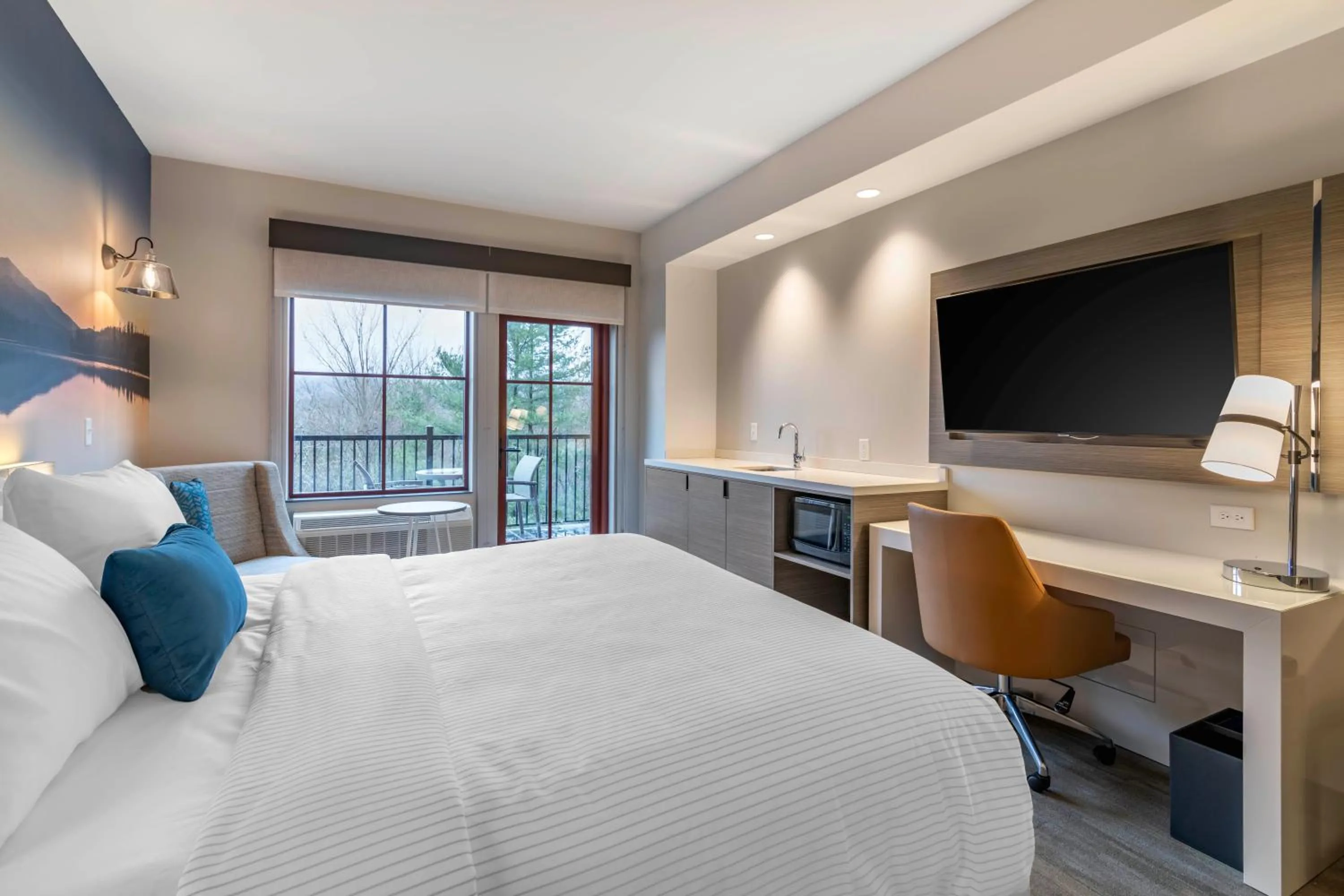 Photo of the whole room, Bed in Cambria Hotel Lake Placid - Lakeside Resort