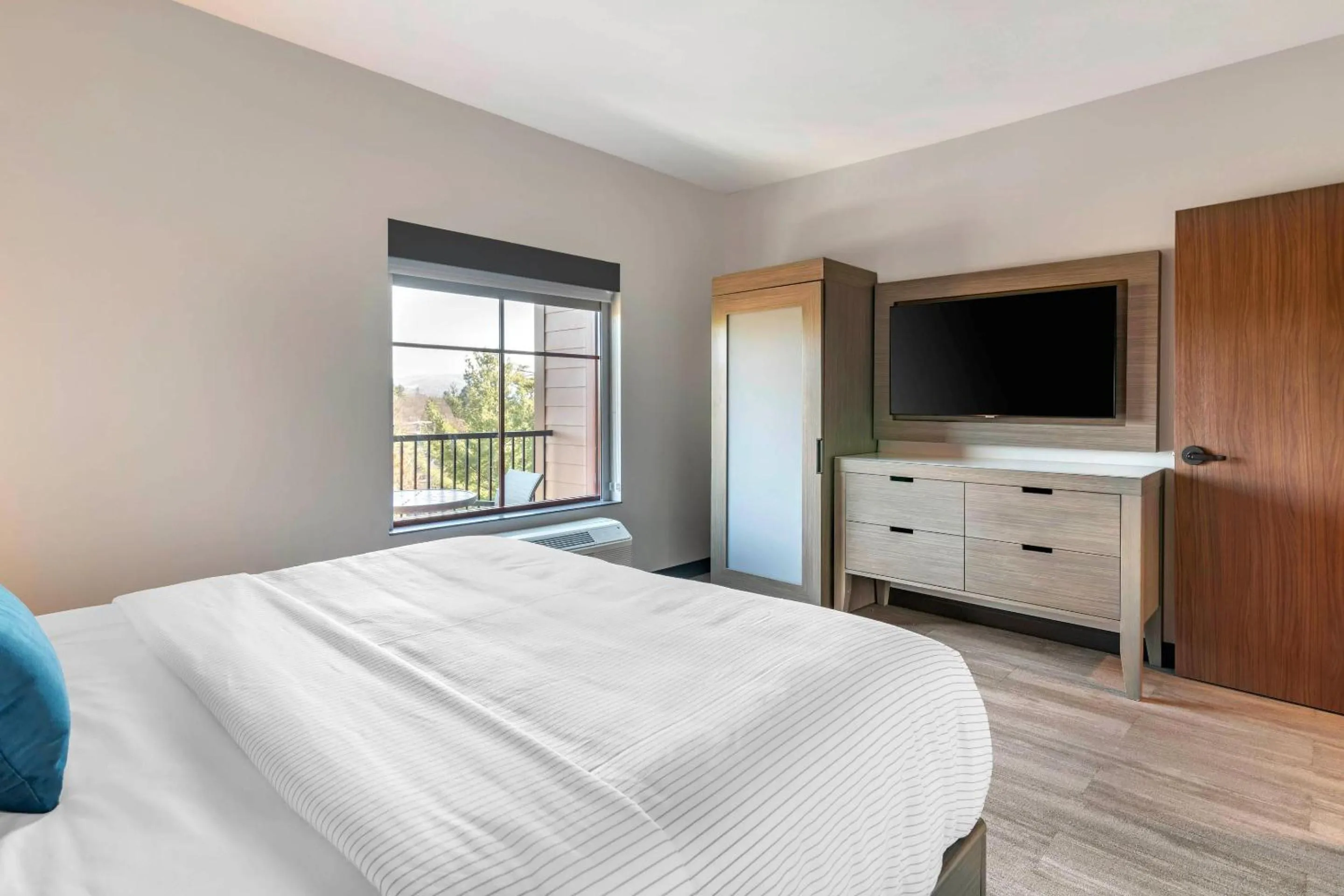 Bedroom, Bed in Cambria Hotel Lake Placid - Lakeside Resort