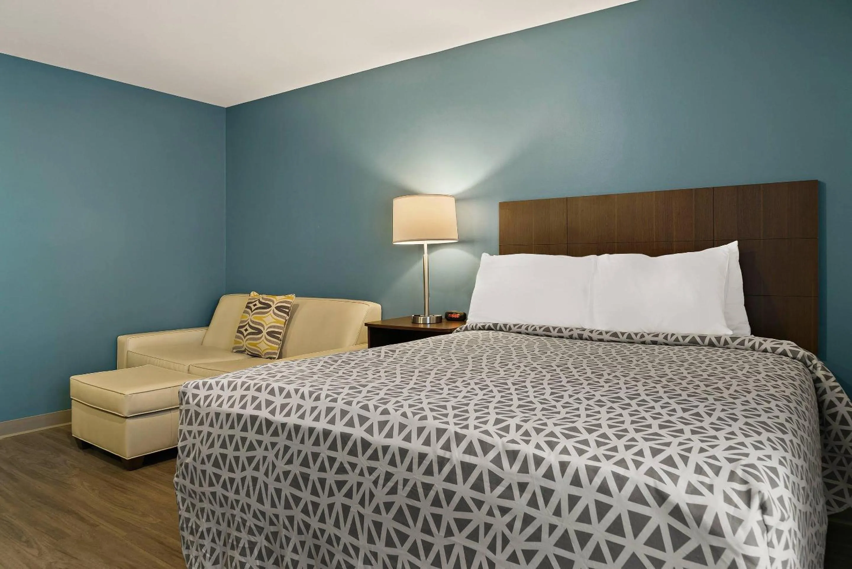 Bedroom, Bed in WoodSpring Suites East Lansing - University Area