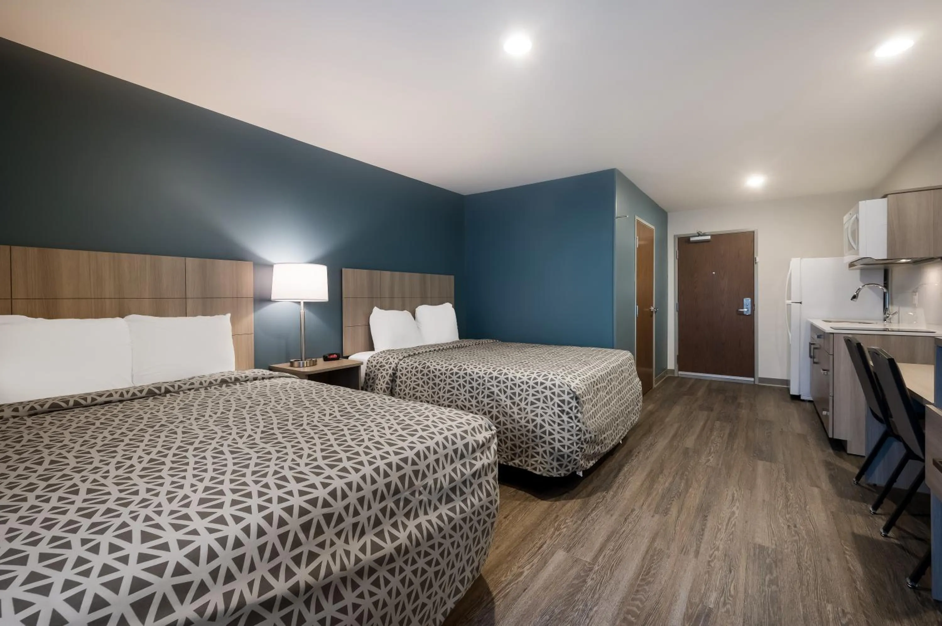 Bedroom, Bed in WoodSpring Suites East Lansing - University Area