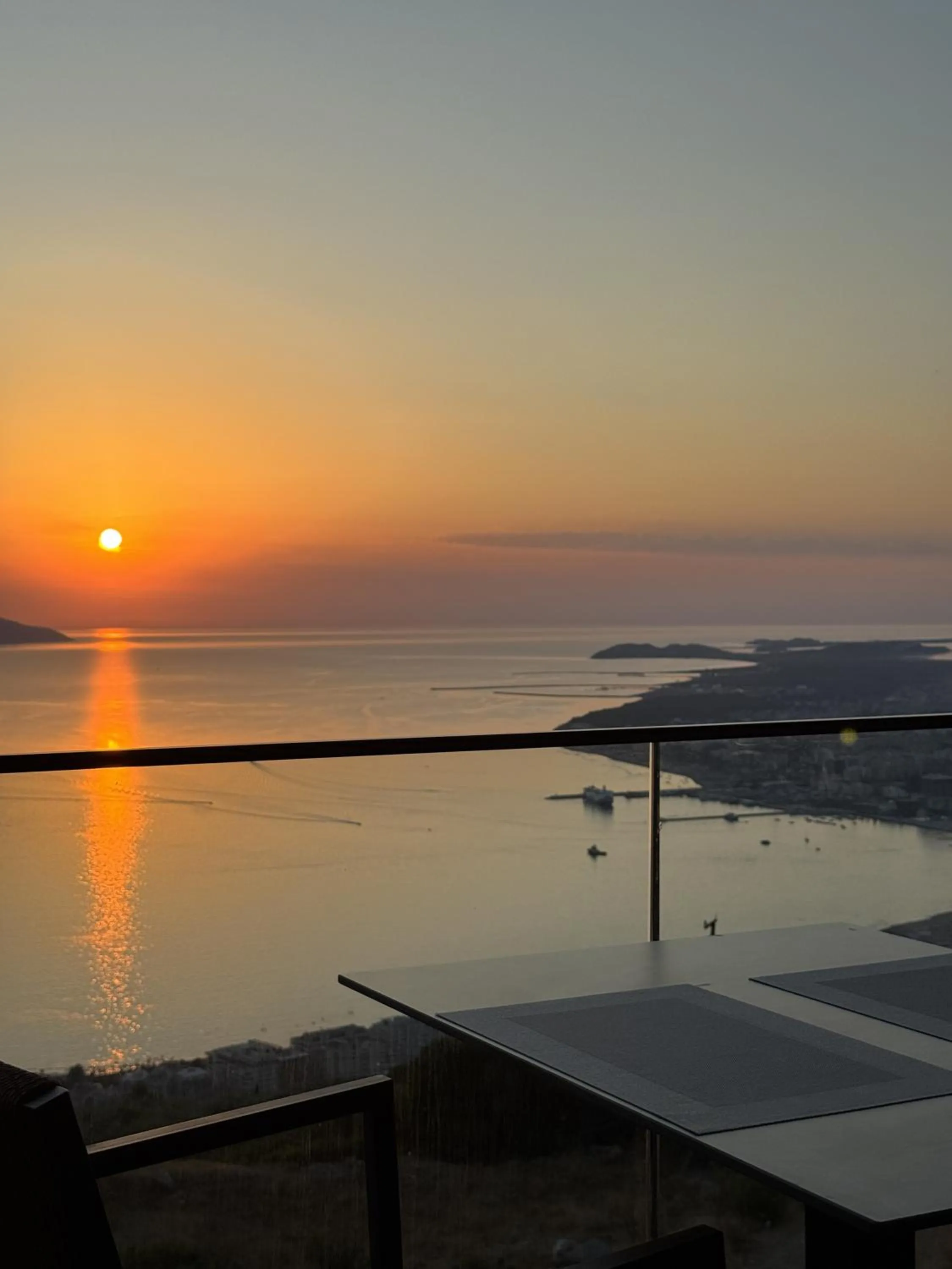 Restaurant/places to eat in Festim Villa Hotel