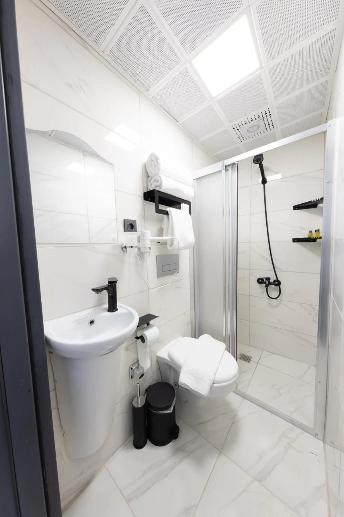 Shower in AYA LANGA HOTeL