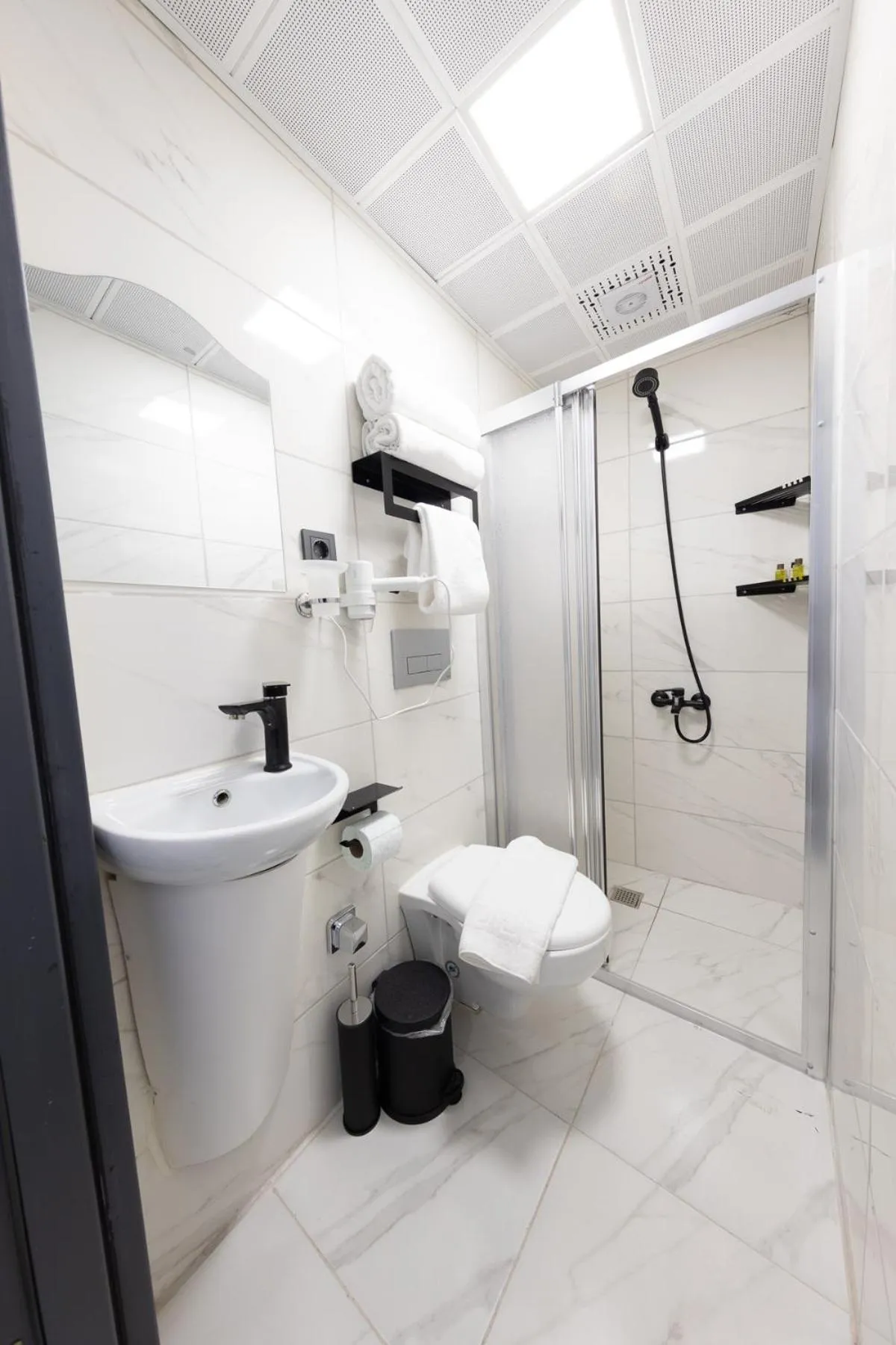 Shower in AYA LANGA HOTeL