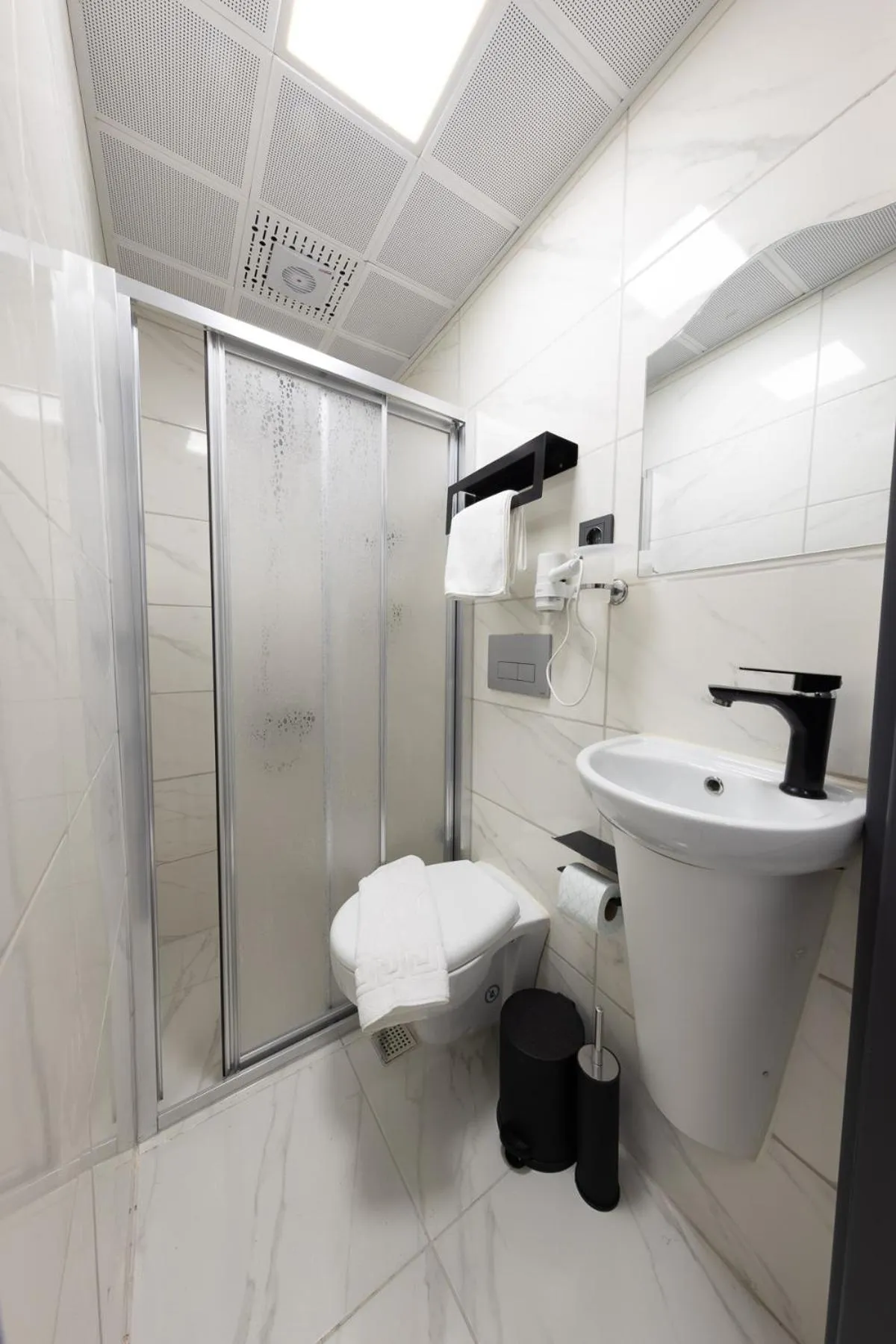 Shower in AYA LANGA HOTeL