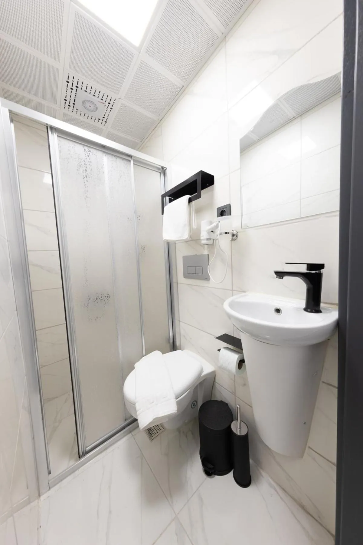 Shower in AYA LANGA HOTeL