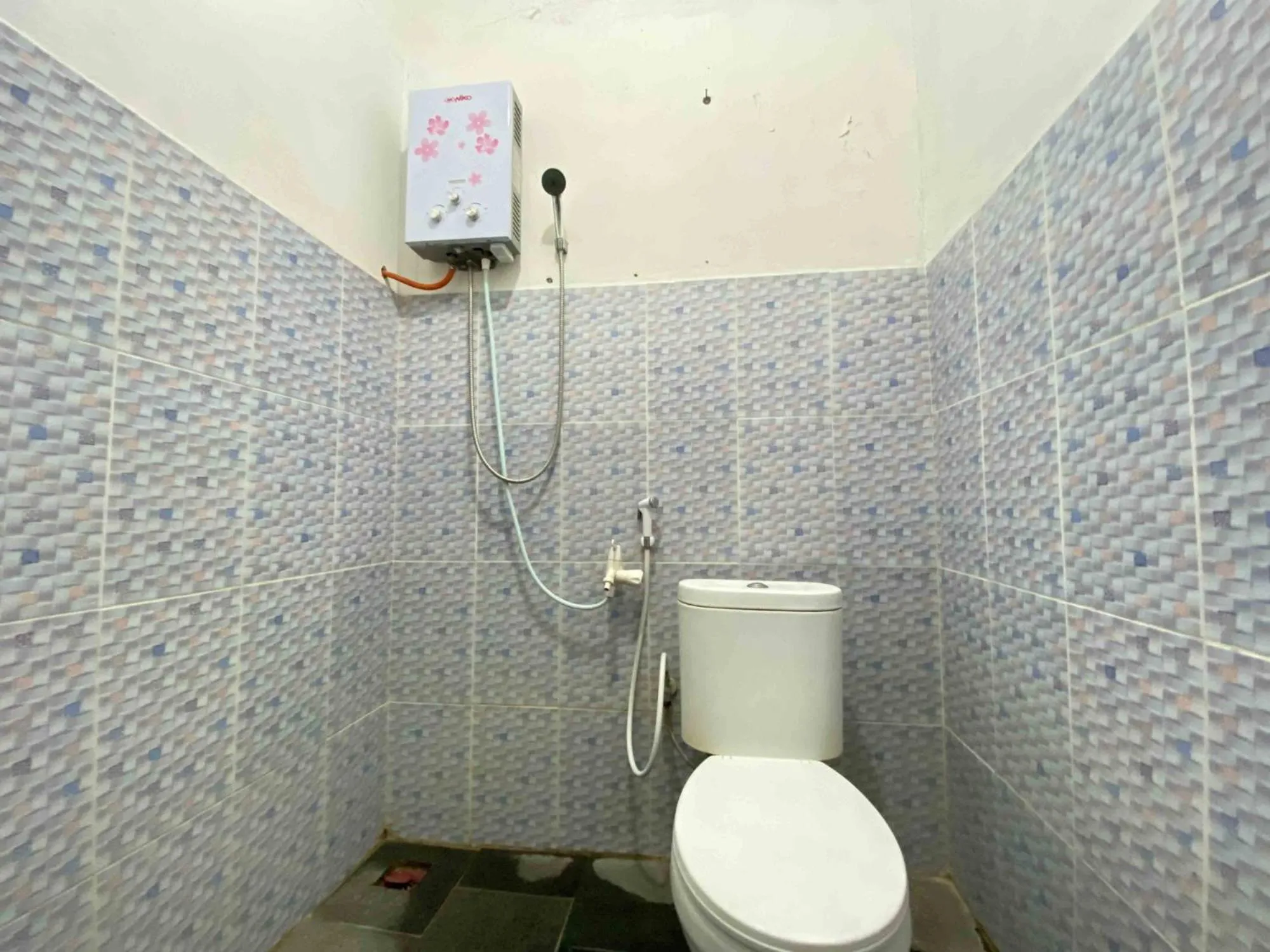 Shower in Guest House Hj Muriyah Syariah Slawi Mitra RedDoorz