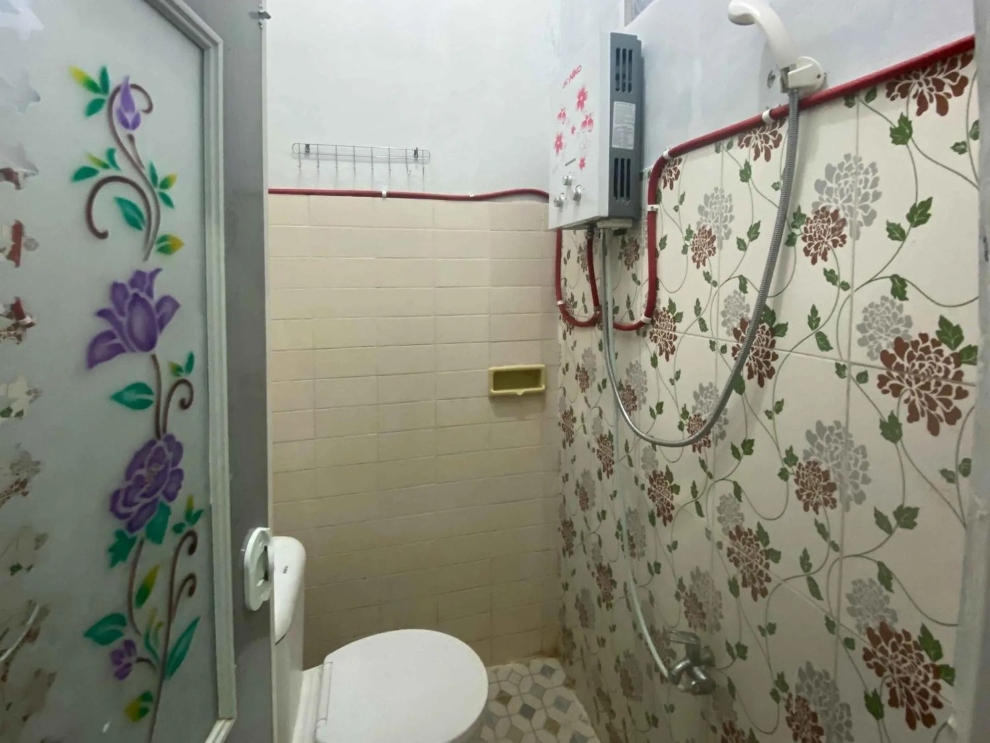 Shower in Guest House Hj Muriyah Syariah Slawi Mitra RedDoorz