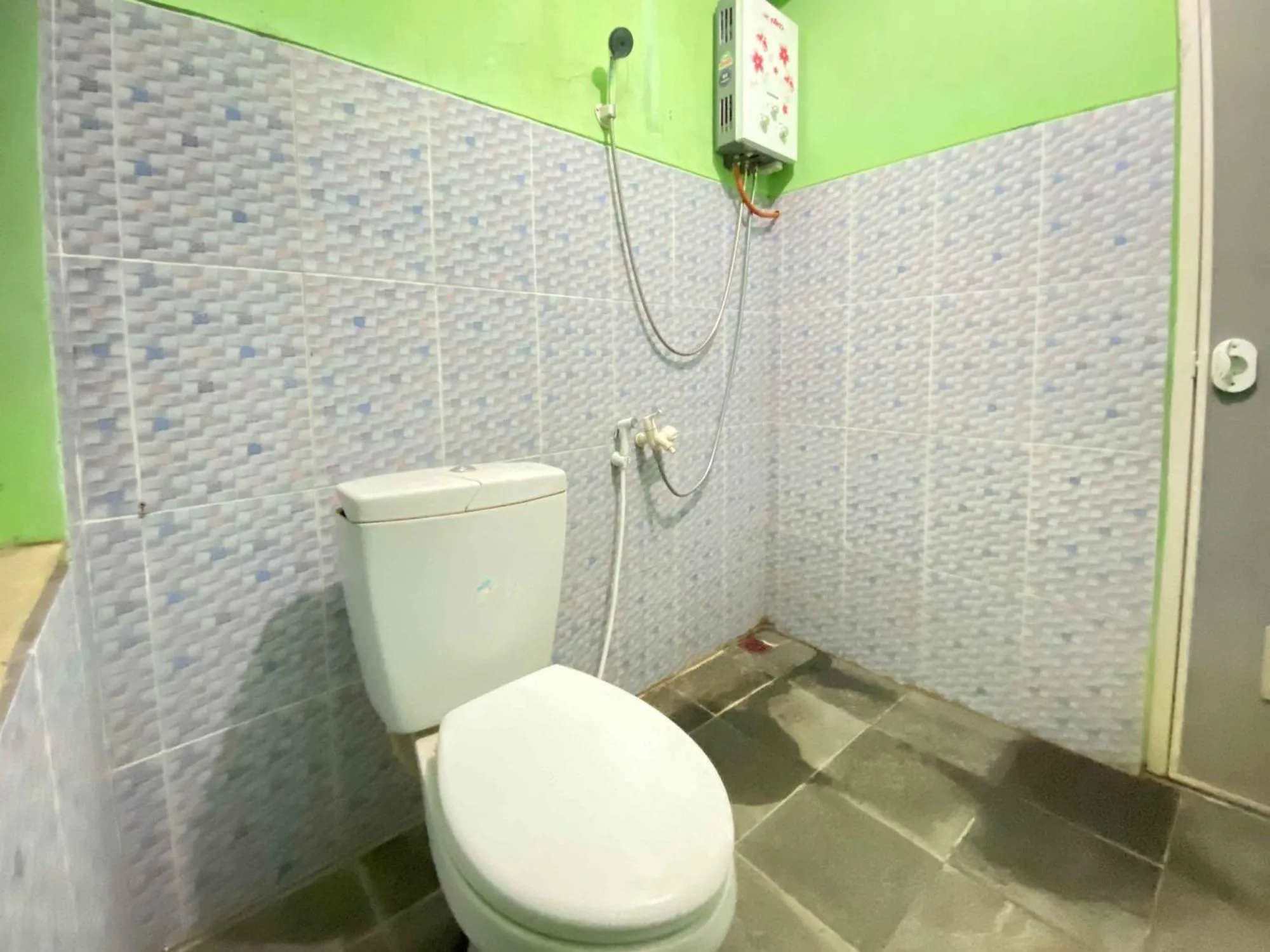 Shower in Guest House Hj Muriyah Syariah Slawi Mitra RedDoorz