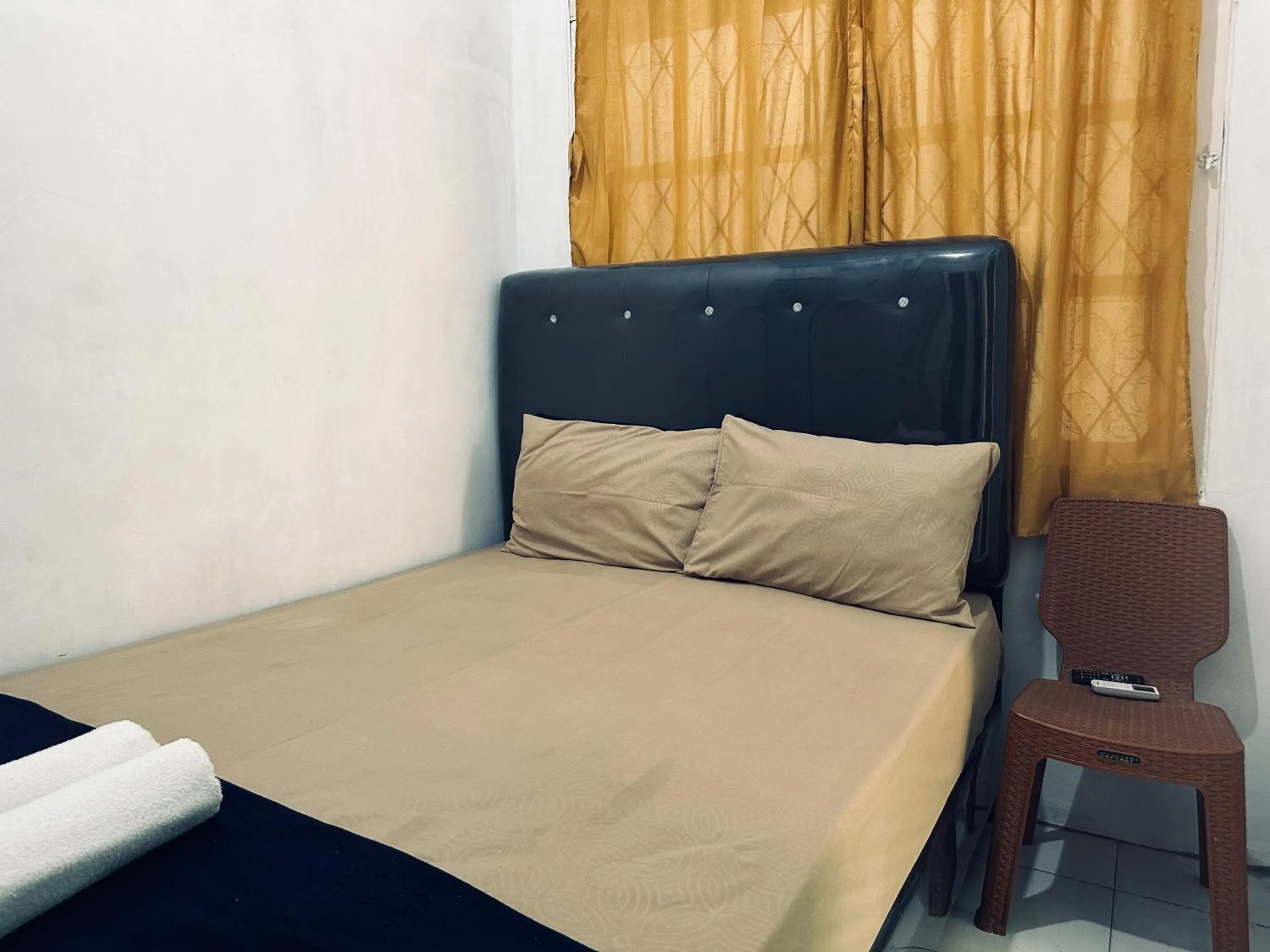 Bed in Guest House Hj Muriyah Syariah Slawi Mitra RedDoorz